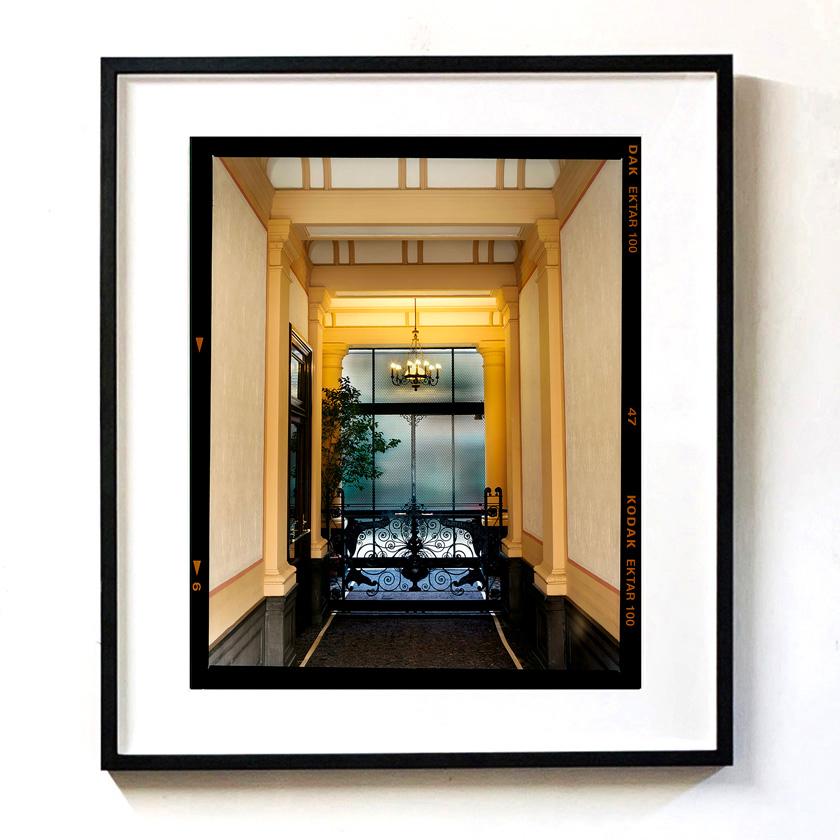 Vestíbulo VII y VIII, fotografías en color de arquitectura interior italiana de la serie de Richard Heeps Breve historia de Milán 

Hay un tema lineal y estructural recurrente en toda la serie, que capta el uso milanés de materiales en el diseño