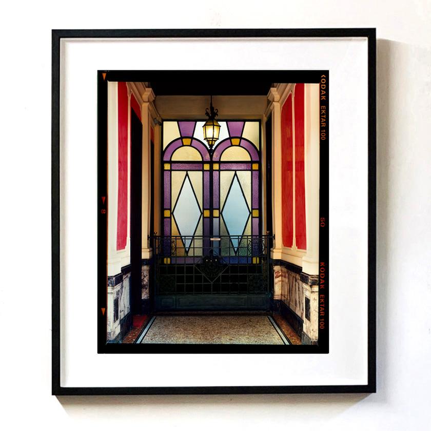 Vestíbulo, Milán - Dos fotografías en color enmarcadas de arquitectura interior italiana en venta 1