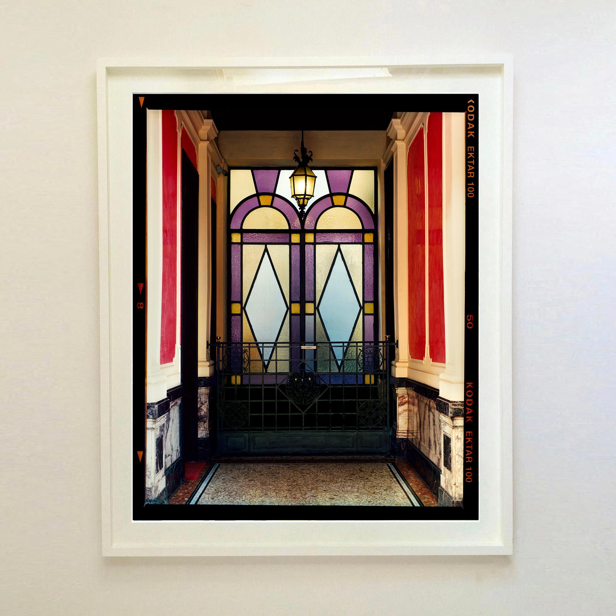Vestíbulo, Milán - Dos fotografías en color enmarcadas de arquitectura interior italiana en venta 3