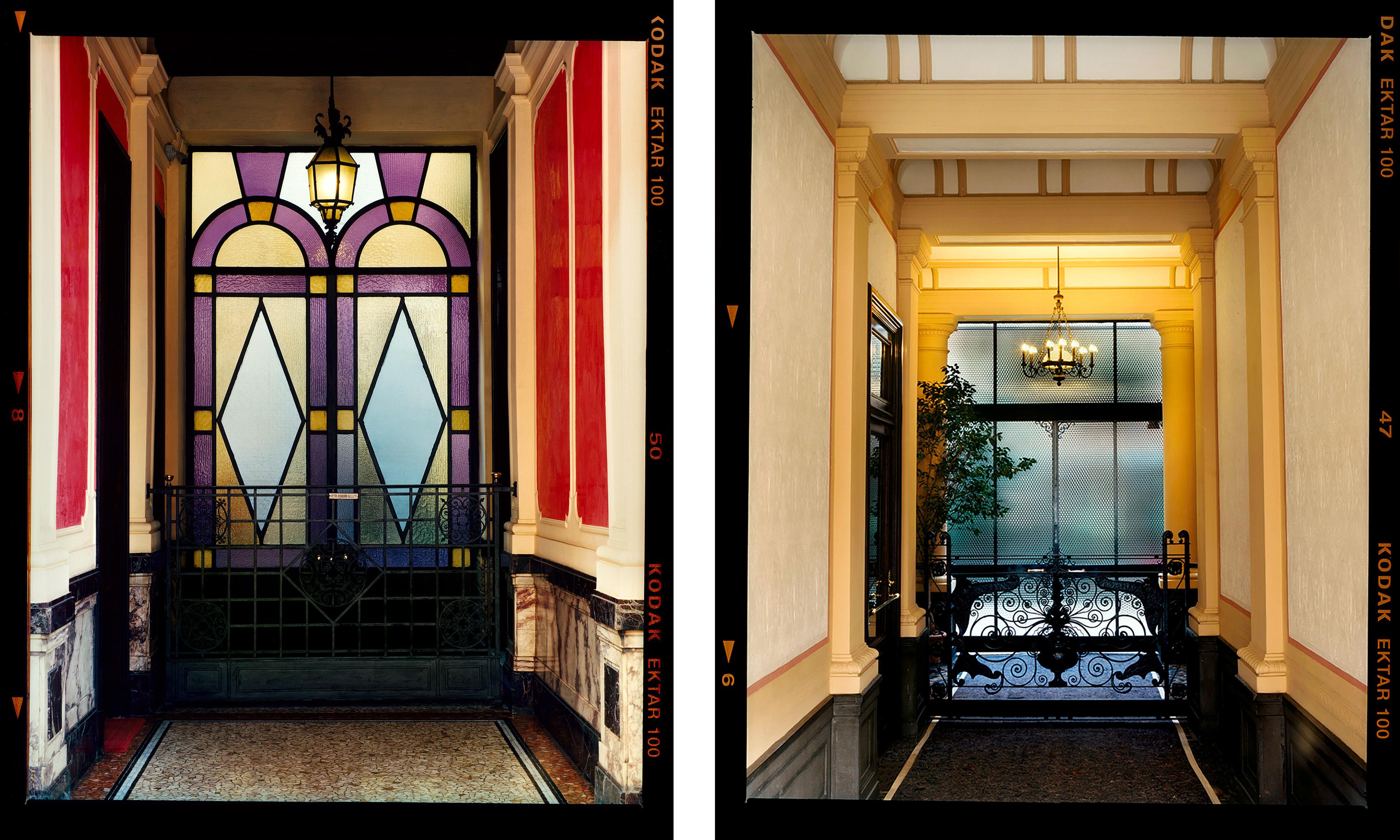 Print de Richard Heeps - Vestíbulo, Milán - Dos fotografías en color enmarcadas de arquitectura interior italiana