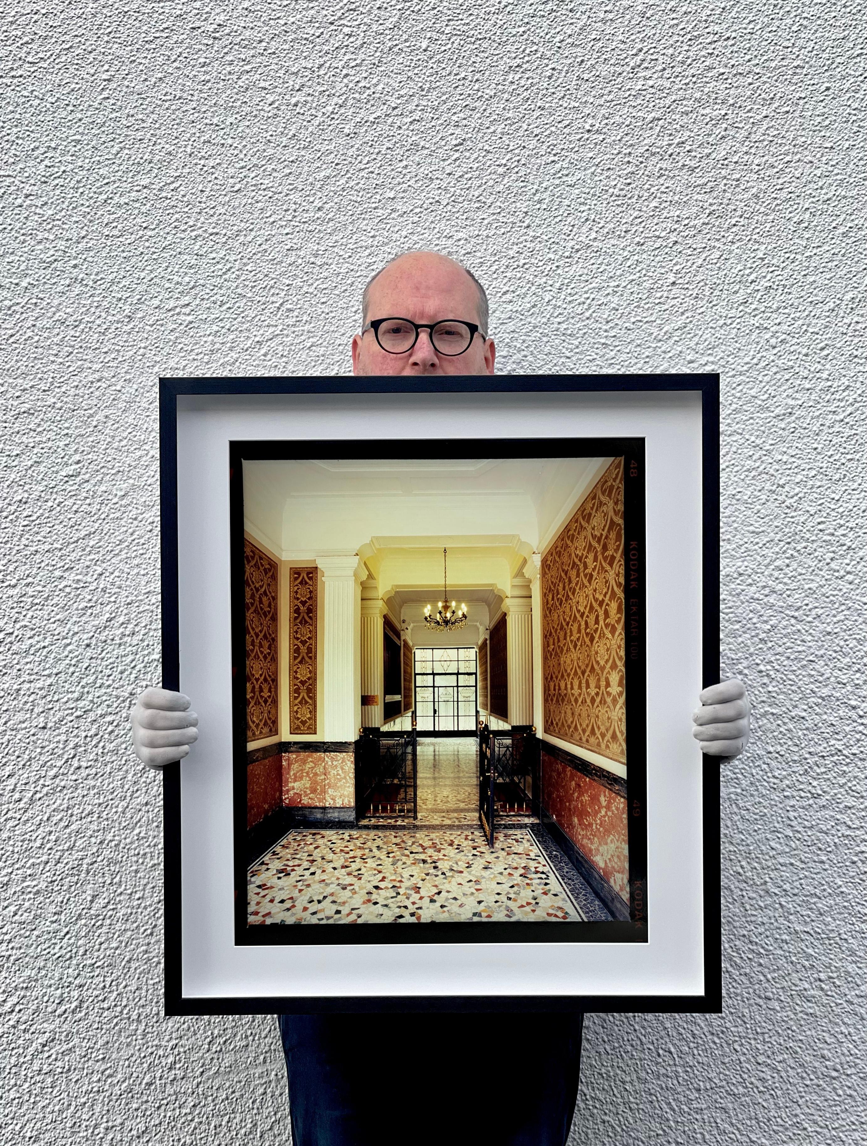 Foyer V, Mailand - Italienische architektonische Farbfotografie im Angebot 2