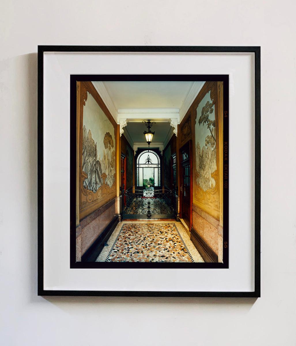 Foyer VI, Milan - Photographie architecturale italienne en couleur - Print de Richard Heeps