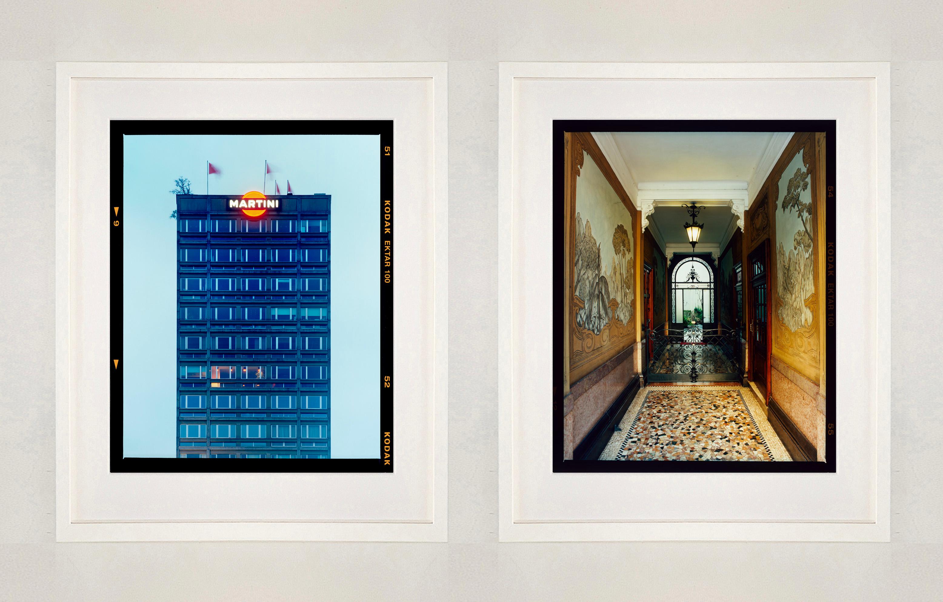 Foyer VI, Milan - Photographie architecturale italienne en couleur - Noir Print par Richard Heeps