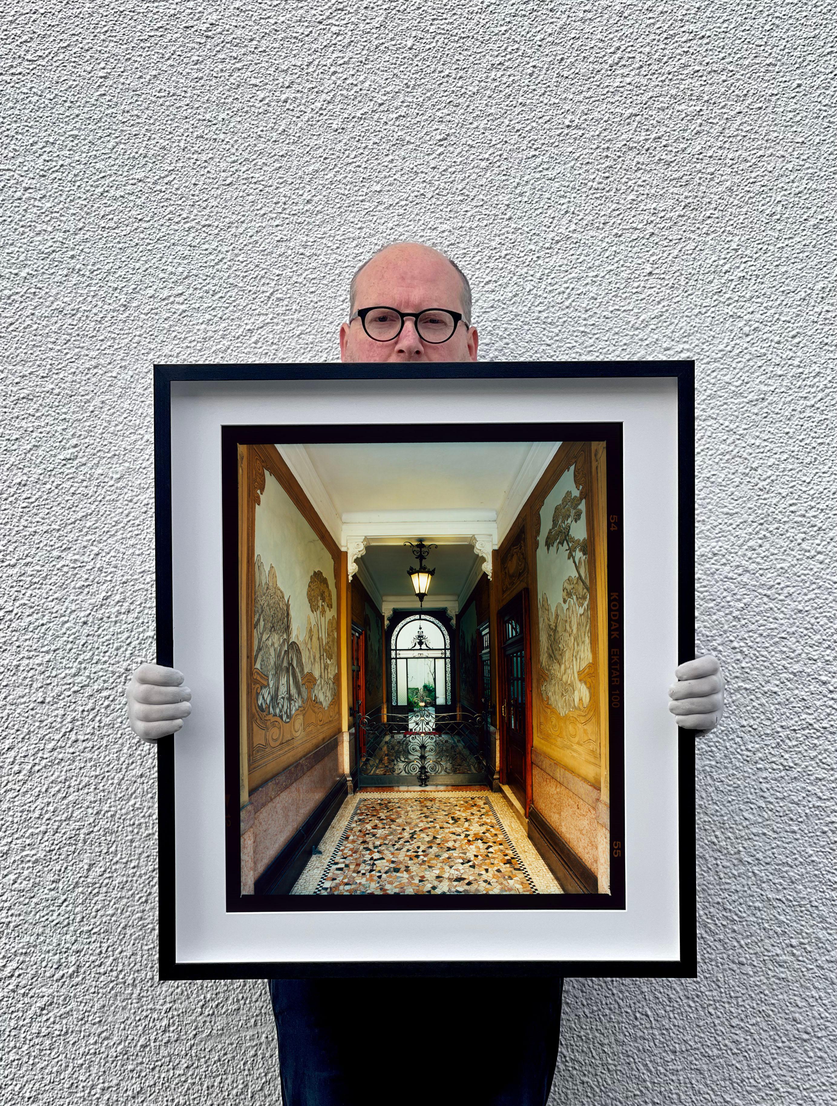 Foyer VI, Milan - Photographie architecturale italienne en couleur en vente 2