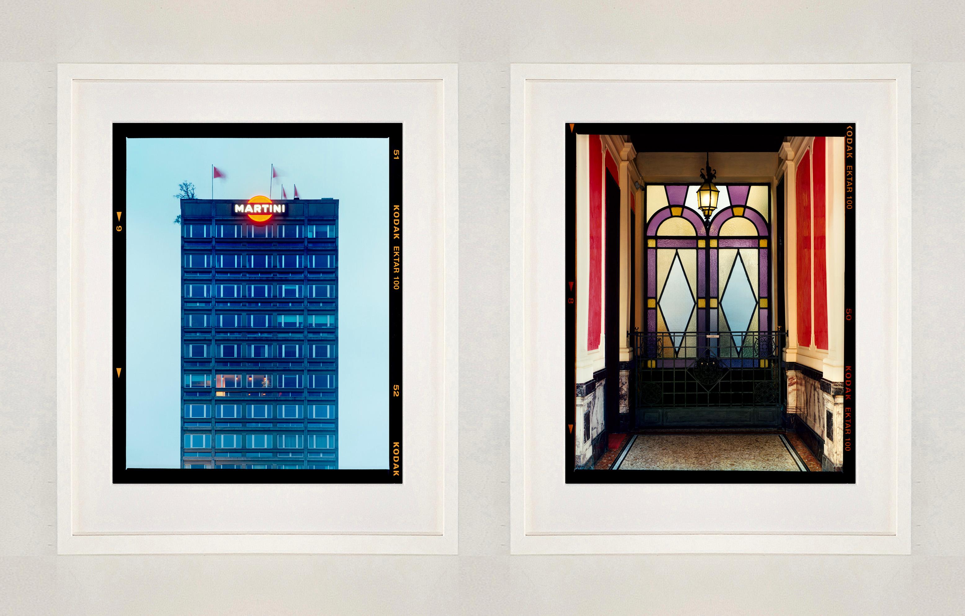 Foyer VII, Mailand - Italienische architektonische Farbfotografie (Schwarz), Color Photograph, von Richard Heeps
