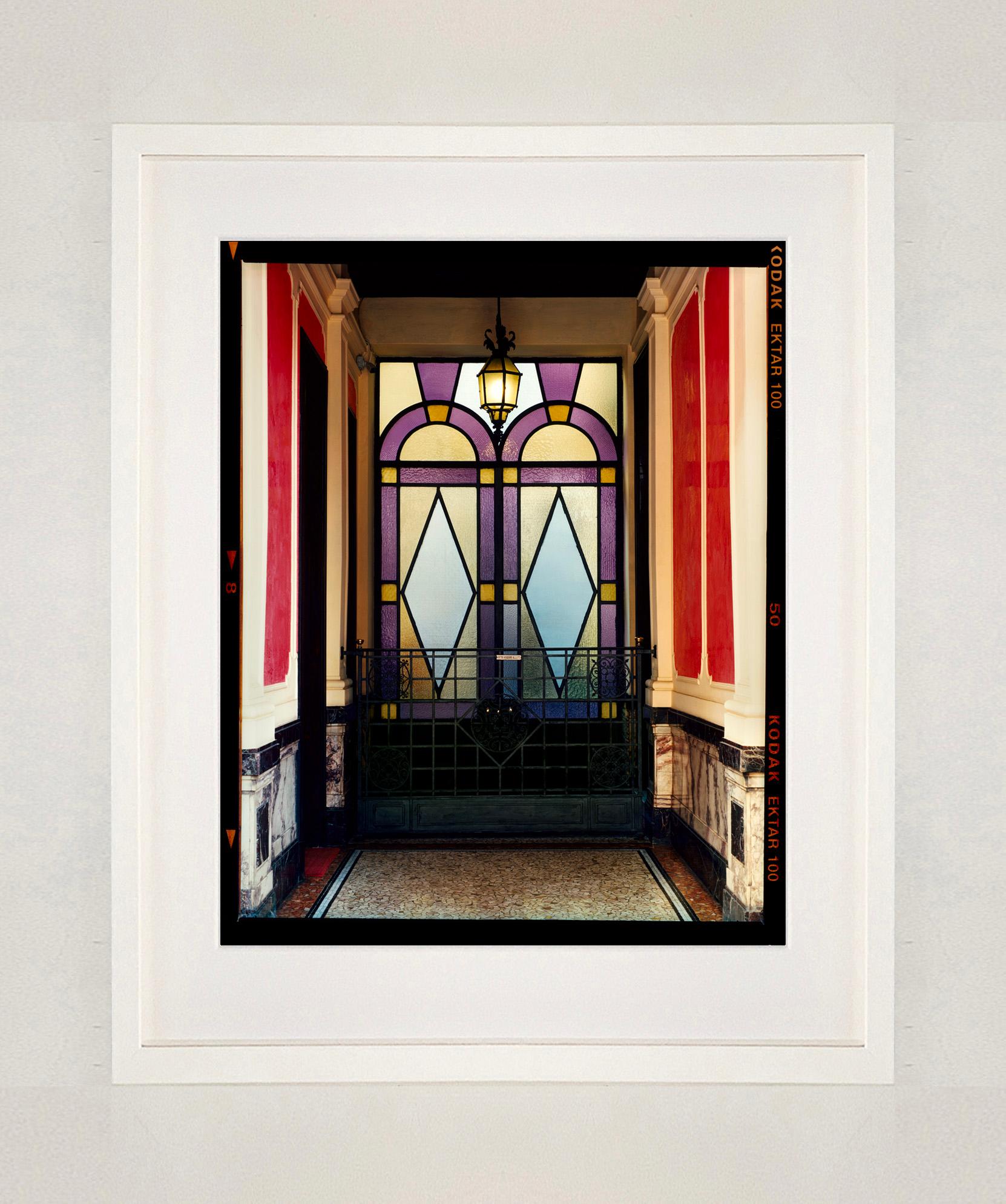 Foyer VII, Mailand - Italienische architektonische Farbfotografie (Schwarz), Print, von Richard Heeps