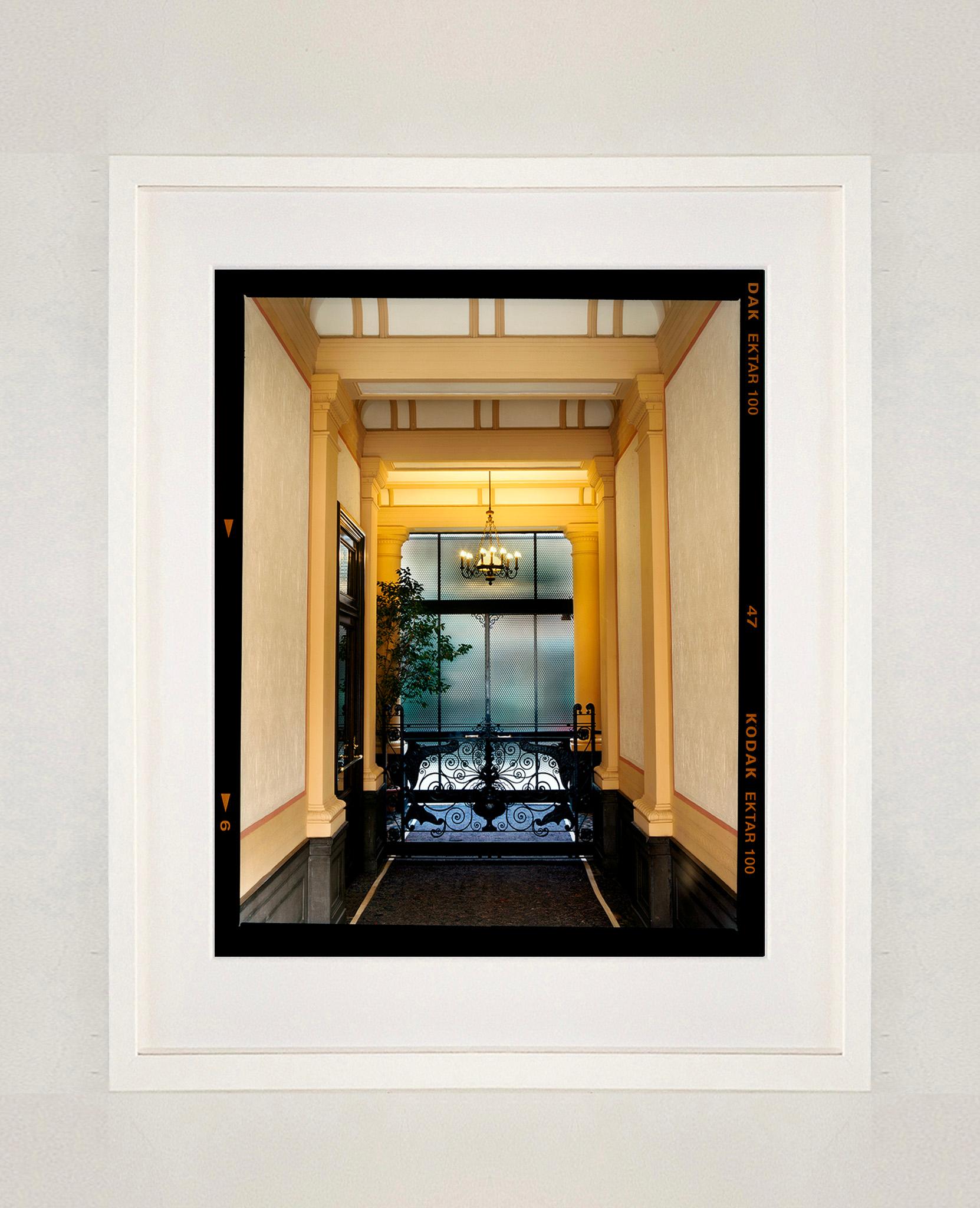 Foyer VIII, Mailand - Italienische architektonische Farbfotografie (Braun), Print, von Richard Heeps