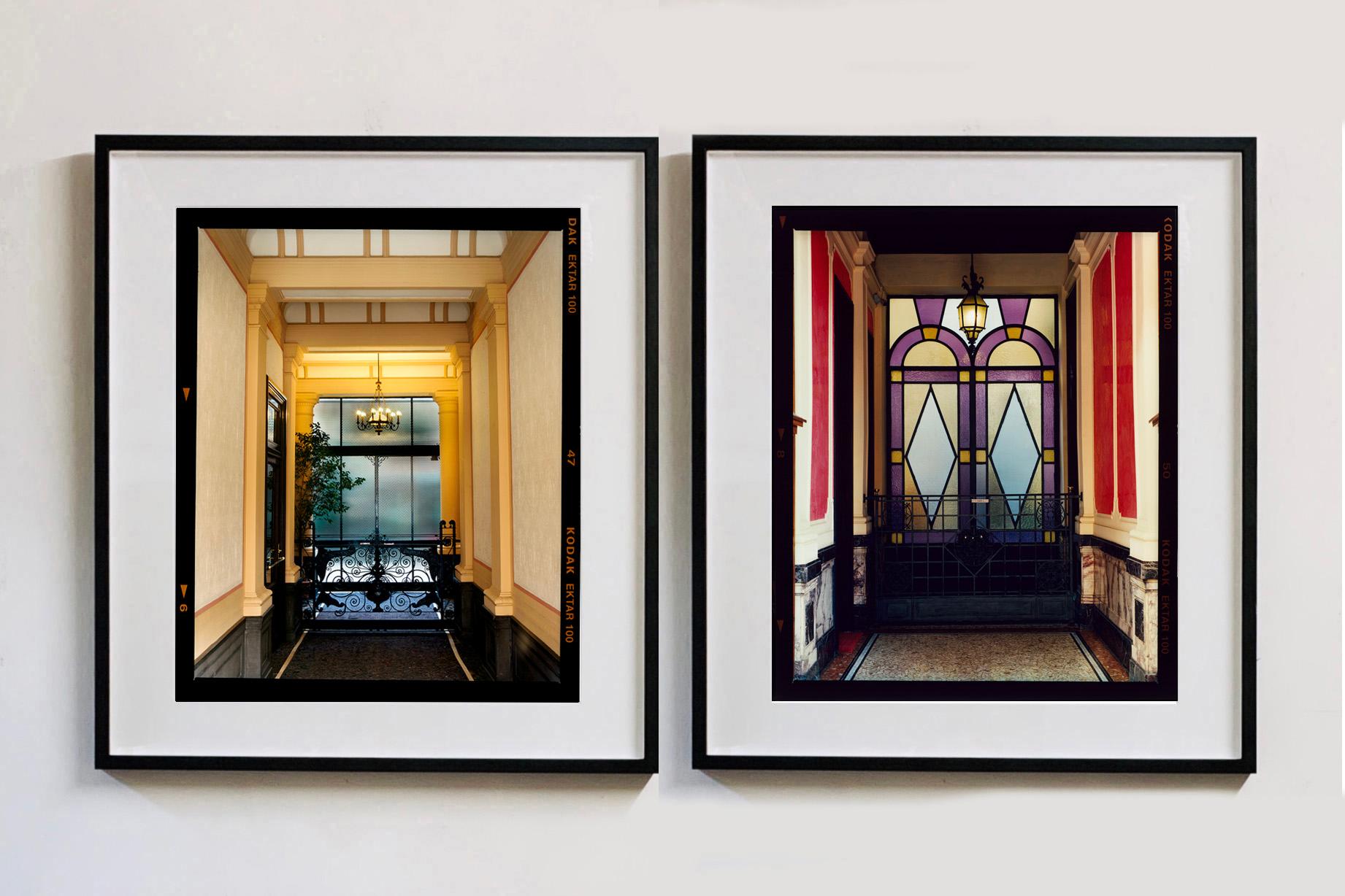 Foyer VIII, Mailand - Italienische architektonische Farbfotografie im Angebot 1