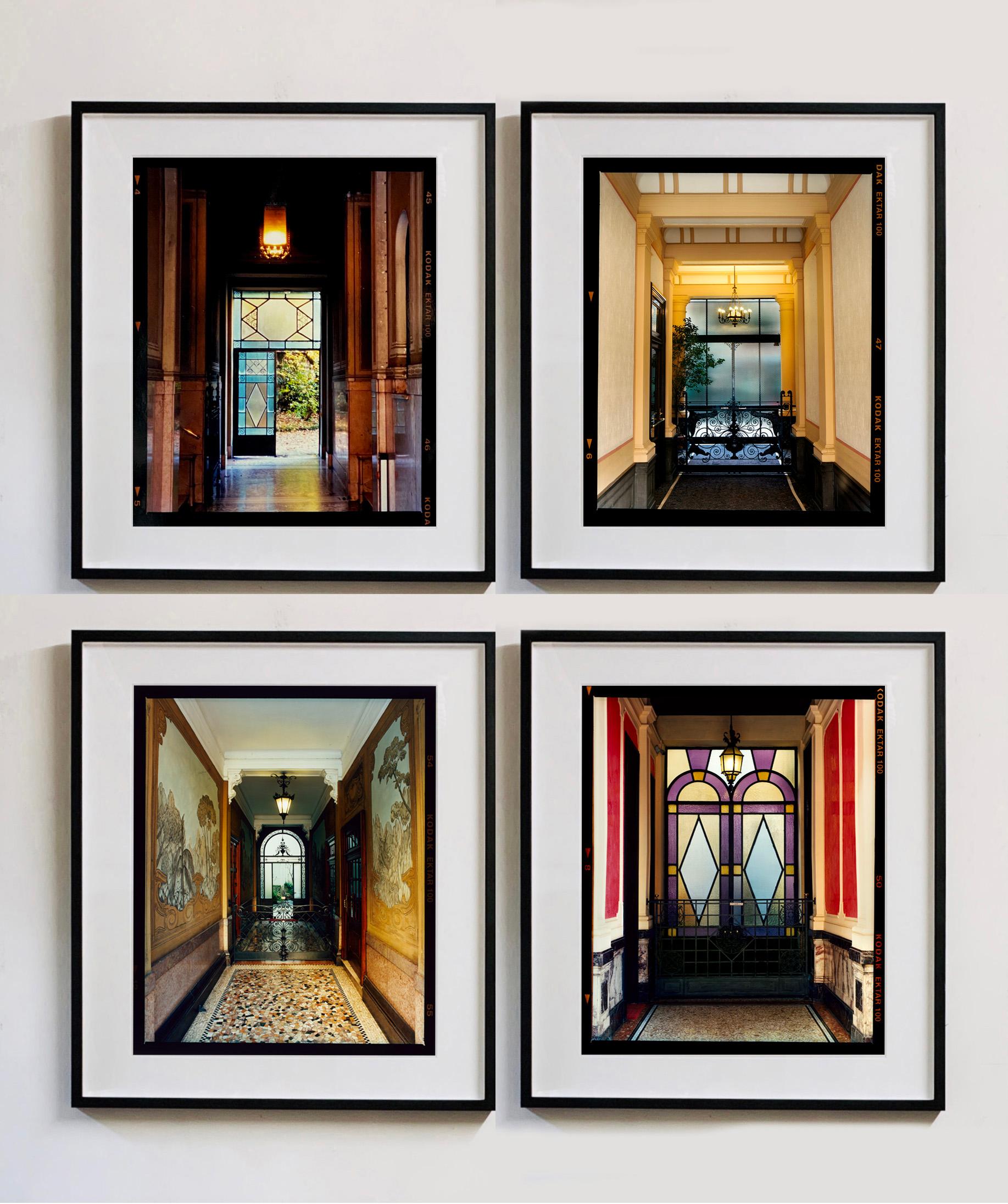 Foyers, Mailand – Vierer-Set gerahmter Farbfotografien (Zeitgenössisch), Print, von Richard Heeps