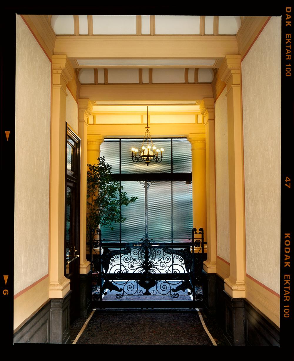 Foyers, Mailand – Vierer-Set gerahmter Farbfotografien (Beige), Interior Print, von Richard Heeps