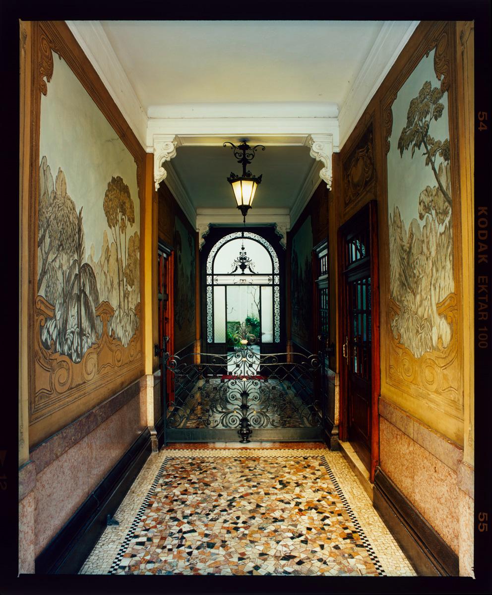 Foyers, Mailand – Vierer-Set gerahmter Farbfotografien im Angebot 1