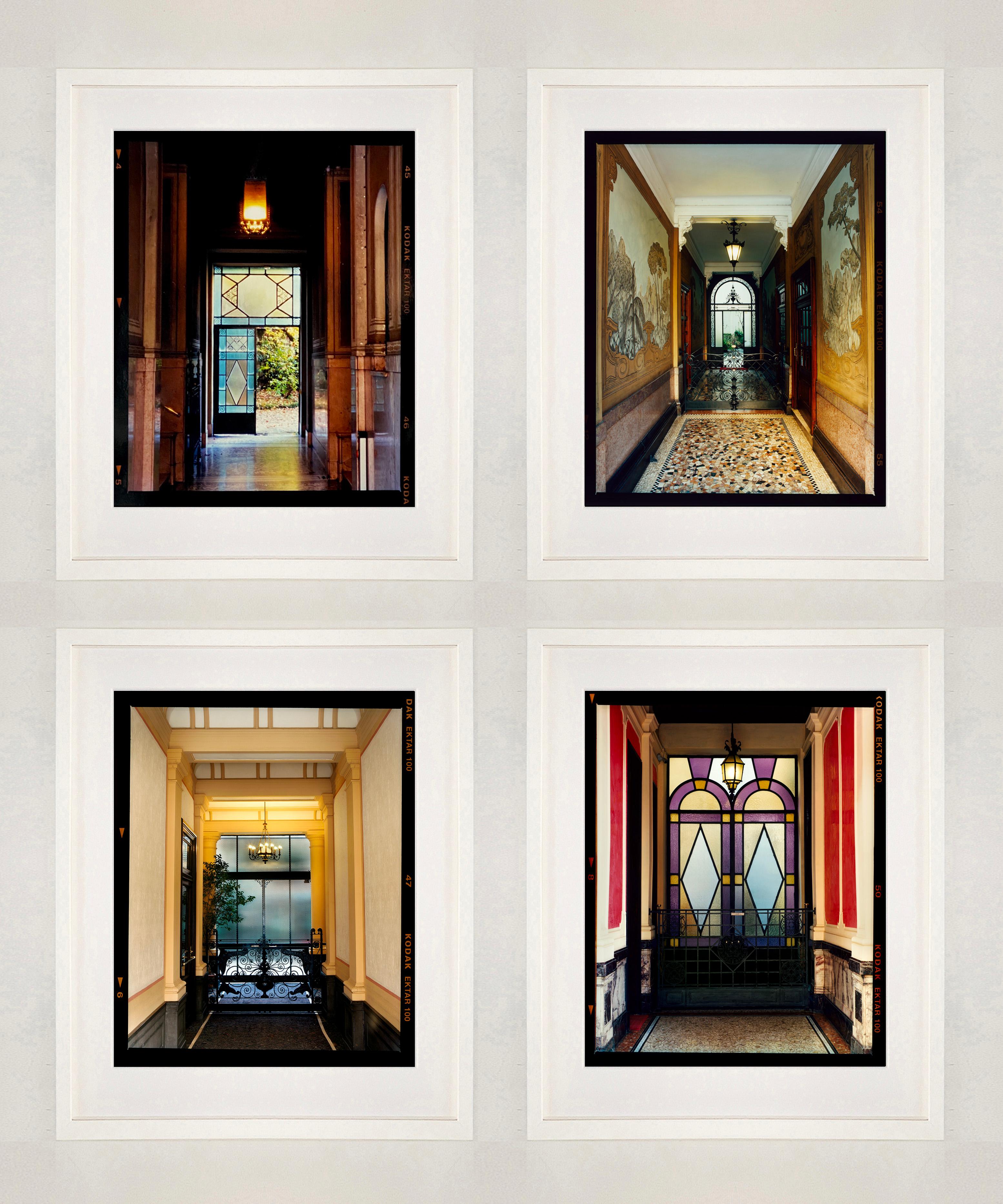 Foyers, Mailand – Vierer-Set gerahmter Farbfotografien im Angebot 3