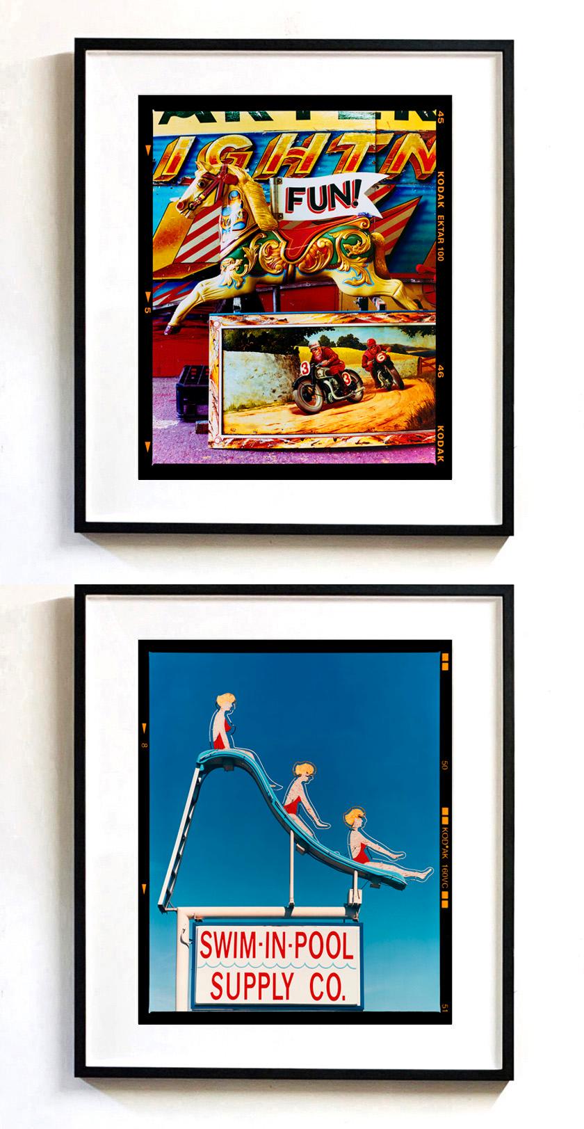 FUN! und Swim-in-Pool Supply Co. Gerahmtes Paar Pop-Art-Fotografien – Print von Richard Heeps