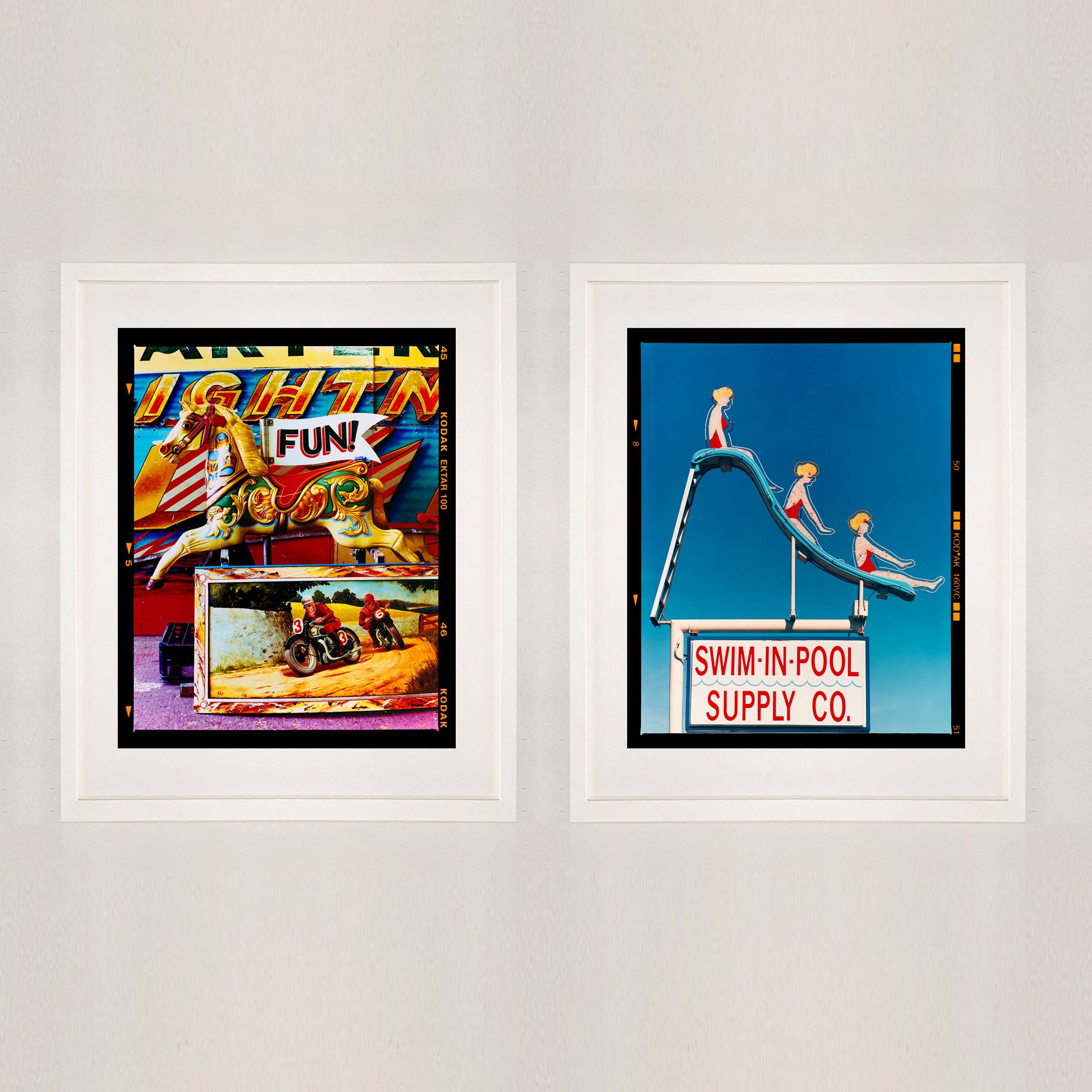 FUN! und Swim-in-Pool Supply Co. Gerahmtes Paar Pop-Art-Fotografien (Blau), Print, von Richard Heeps