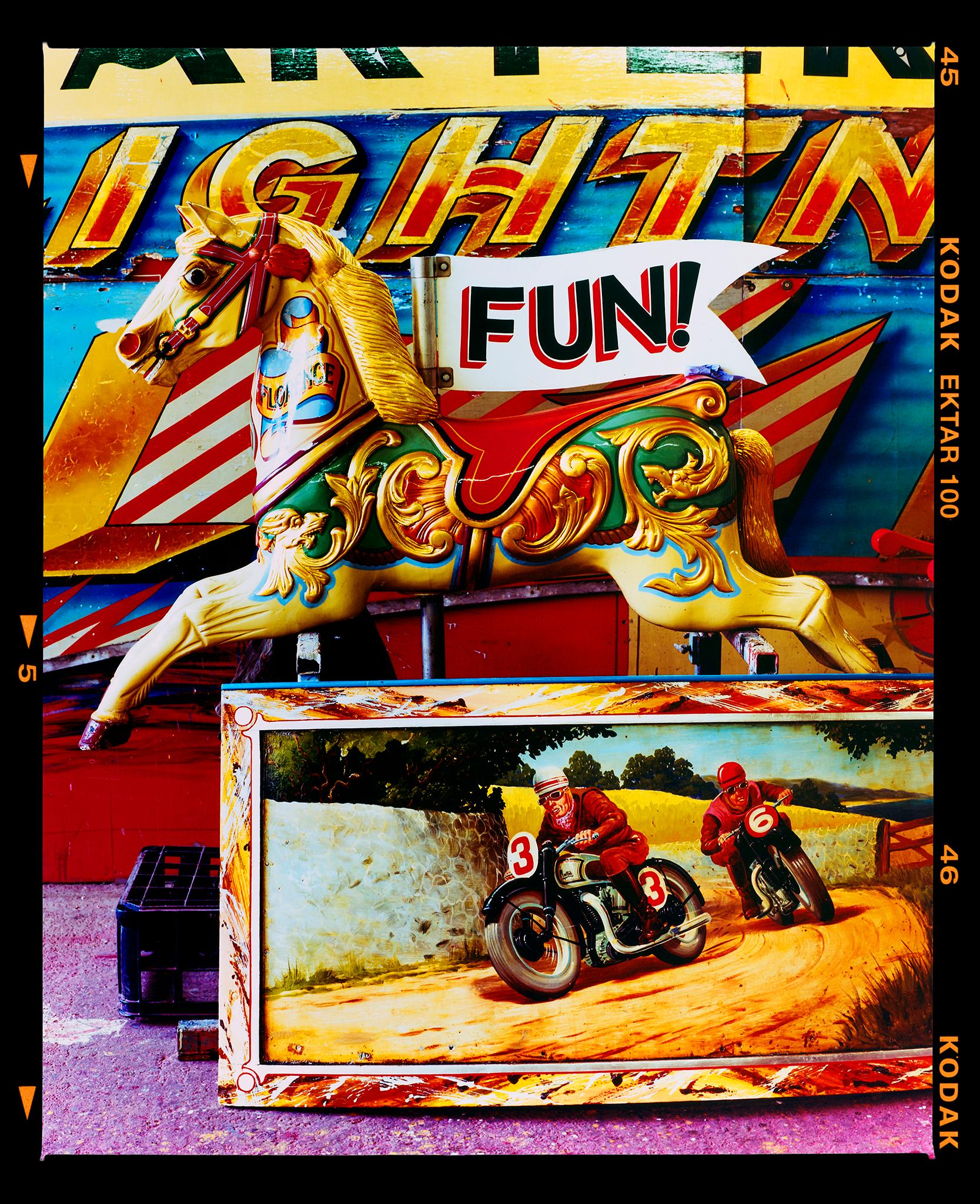 Satz von zwei gerahmten Fun Typography Pop Art Prints.
SPASS! Carter's Yard, Maidenhead, 2022
Swim-in-Pool Supply Co. Las Vegas, 2003

Jedes einzeln gerahmte Kunstwerk misst 39,5