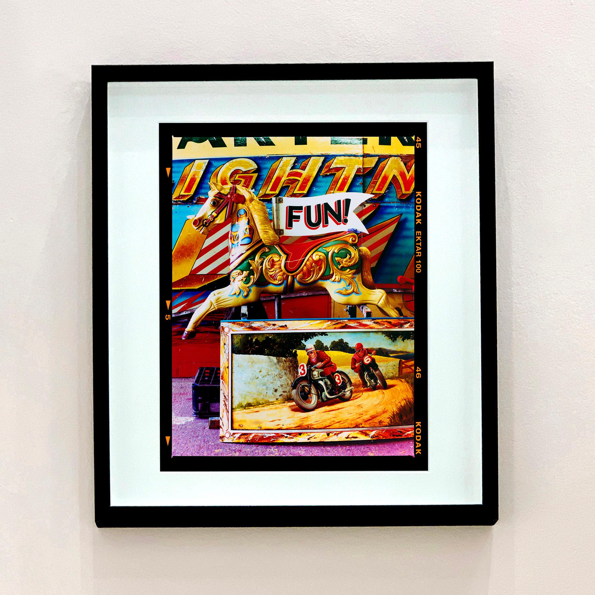 SPASS! Vintage Fairground-Pferd Typografie Pop-Art-Farbfotografie – Photograph von Richard Heeps