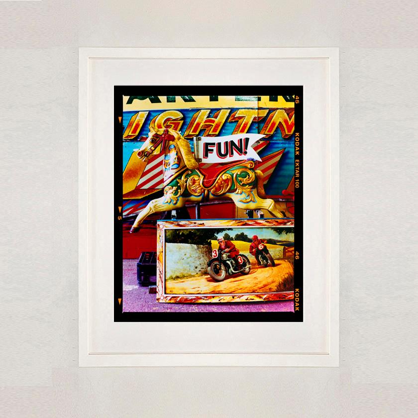 SPASS! Vintage Fairground-Pferd Typografie Pop-Art-Farbfotografie (Zeitgenössisch), Photograph, von Richard Heeps