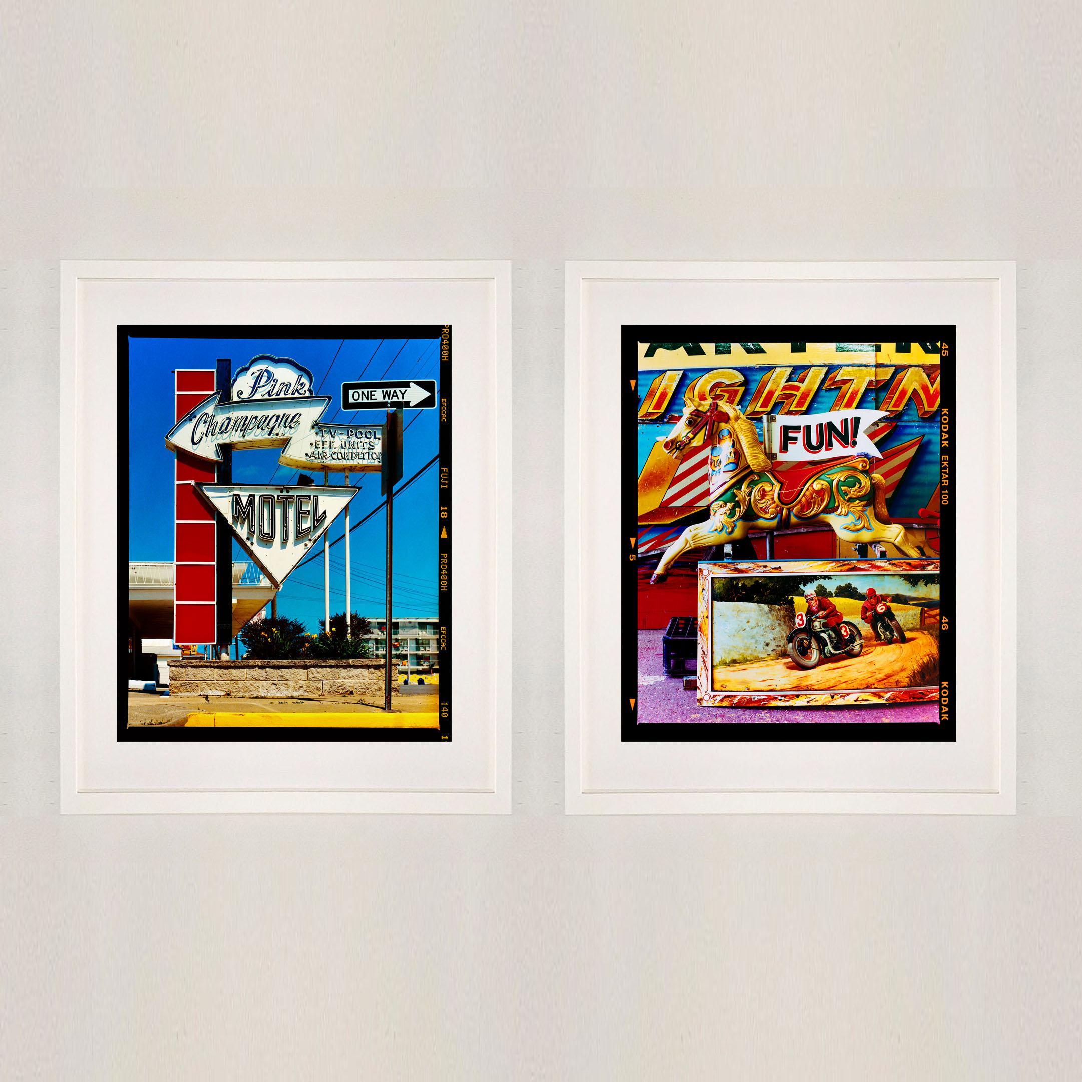 SPASS! Vintage Fairground-Pferd Typografie Pop-Art-Farbfotografie (Beige), Color Photograph, von Richard Heeps