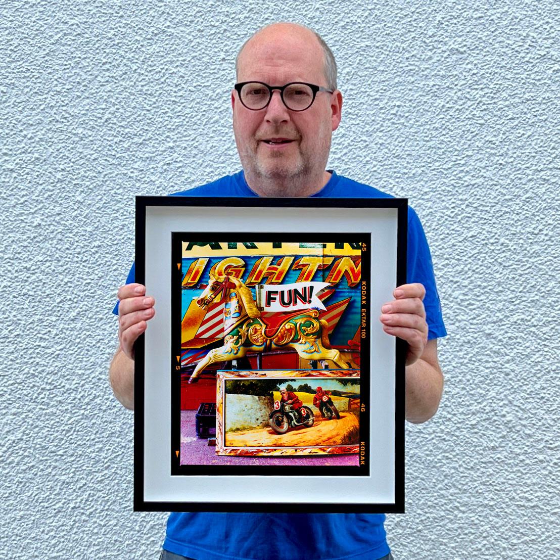 FUN! Karussellpferd-Fotografie von Richard Heeps, die die detailreiche Kunstfertigkeit historischer Jahrmärkte einfängt.

Dieses Kunstwerk ist eine auf 25 Exemplare limitierte Auflage eines glänzenden fotografischen Drucks, der trocken auf Aluminium