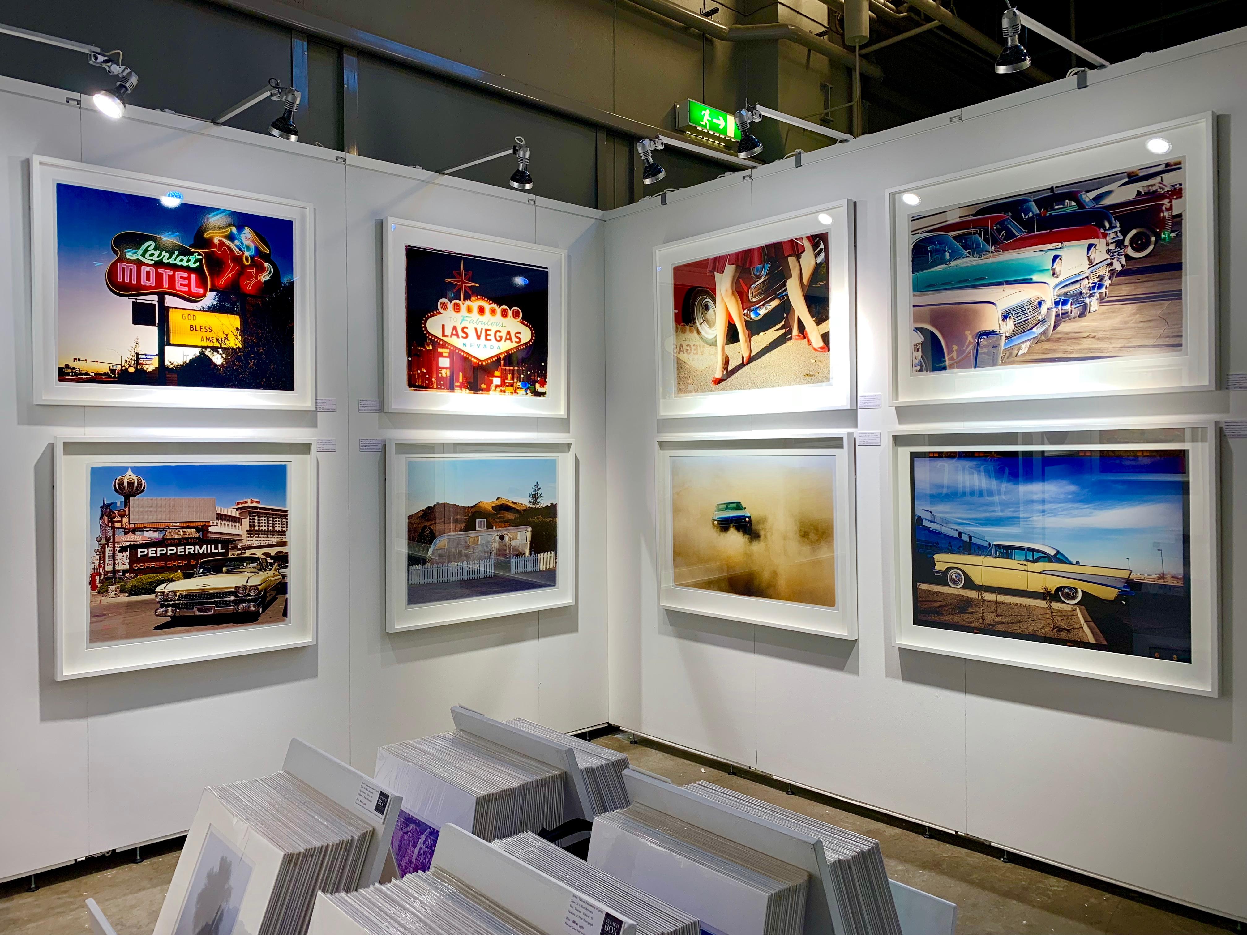 Glamour Cabs, Goodwood, Chichester - Moda femminile, fotografia a colori - Portrait Photograph Marrone di Richard Heeps