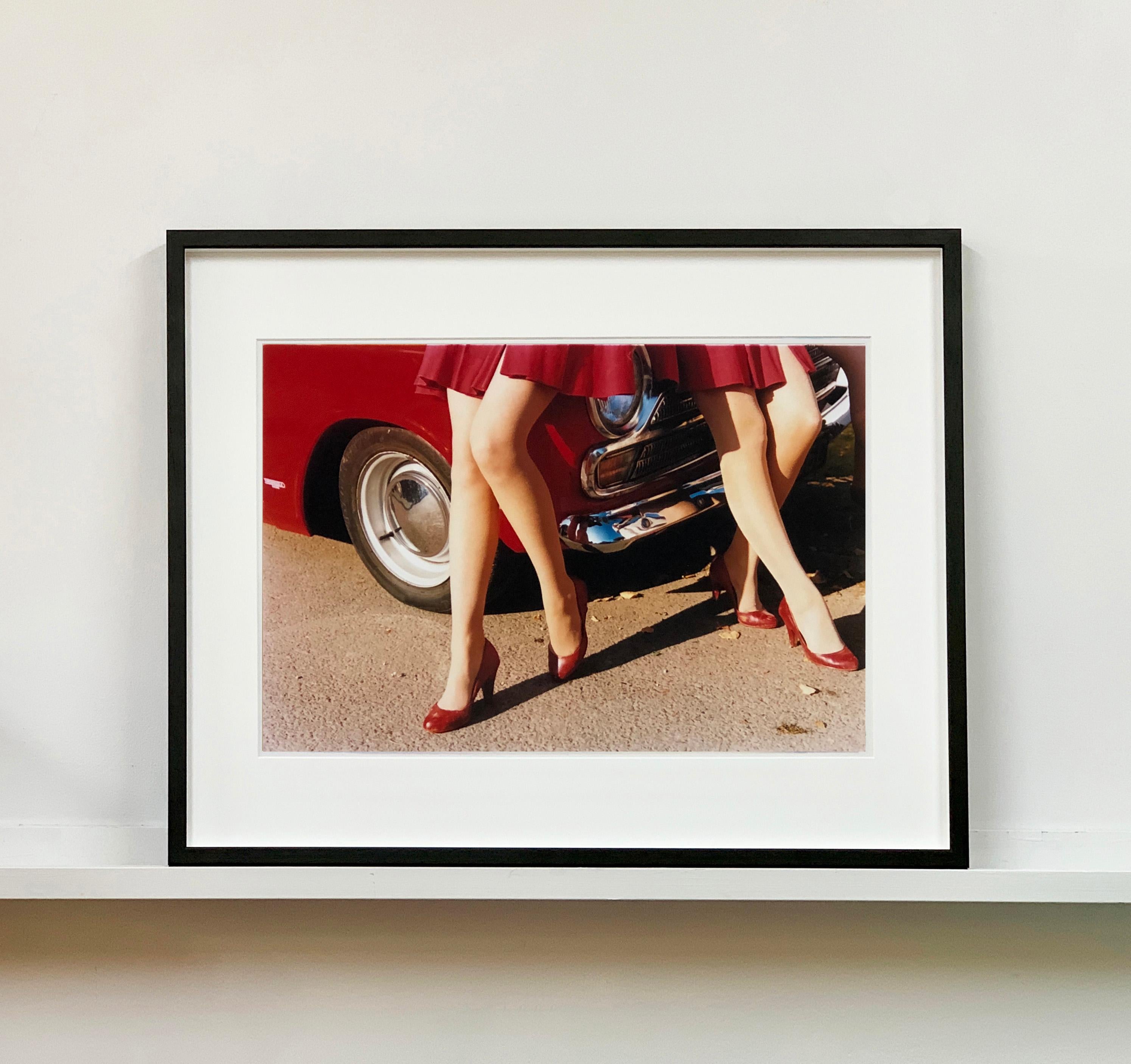 Glamour Cabs, Goodwood Revival - Vintage Mode Farbfotografie im Angebot 5