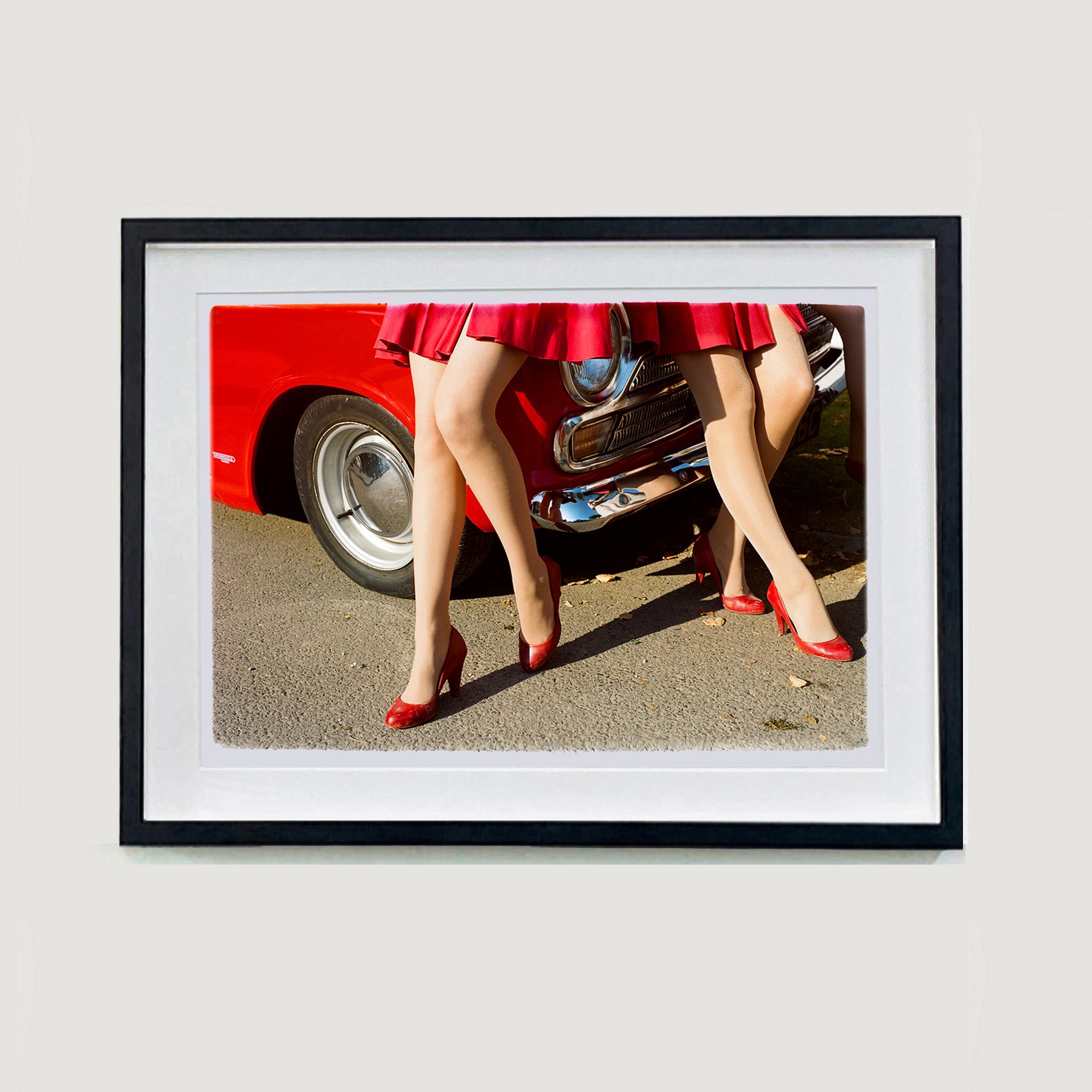 Glamour Cabs, Goodwood Revival - Vintage-Mode-Farbfotografie – Photograph von Richard Heeps