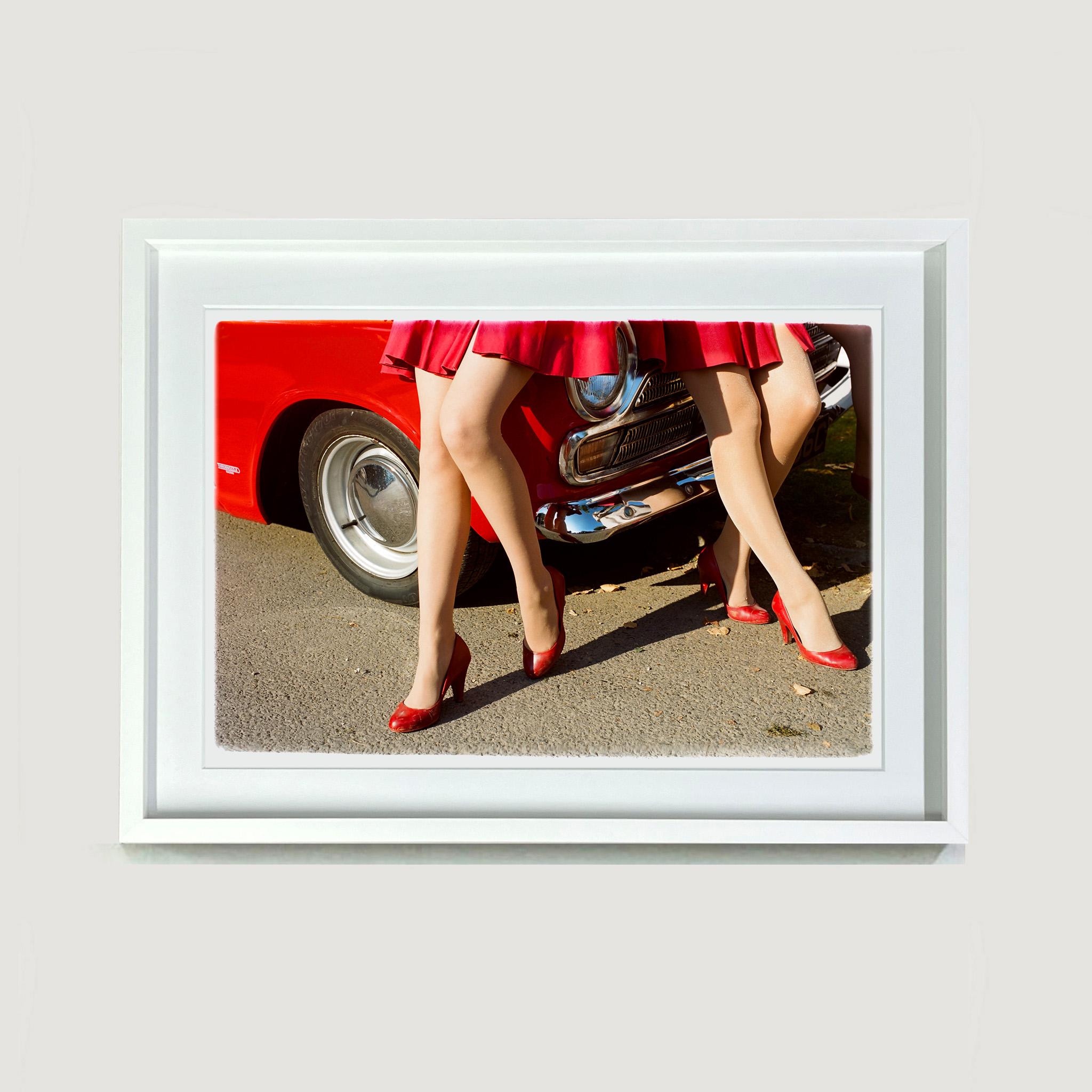 Glamour Cabs, Goodwood Revival - Vintage-Mode-Farbfotografie (Zeitgenössisch), Photograph, von Richard Heeps