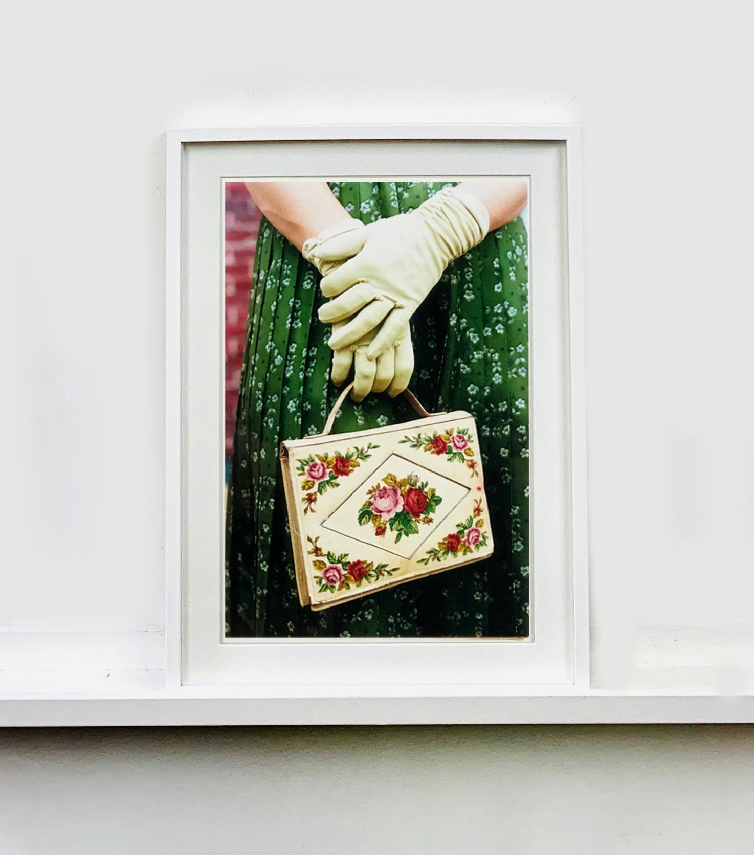 Handschuhe und Handtasche, Goodwood, Chichester - Feminine Mode, Farbfotografie (Zeitgenössisch), Photograph, von Richard Heeps