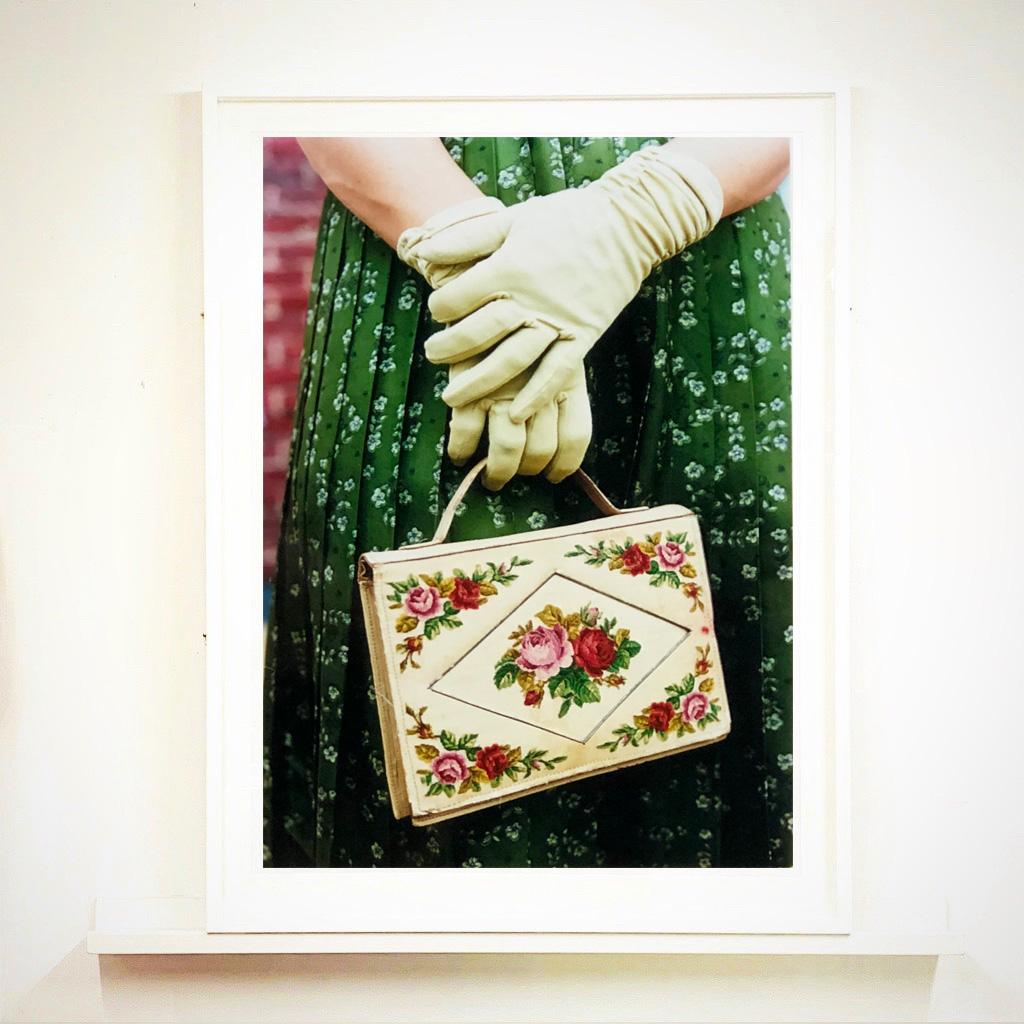 Handschuhe und Handtasche, Goodwood, Chichester - Feminine Mode, Farbfotografie (Schwarz), Color Photograph, von Richard Heeps