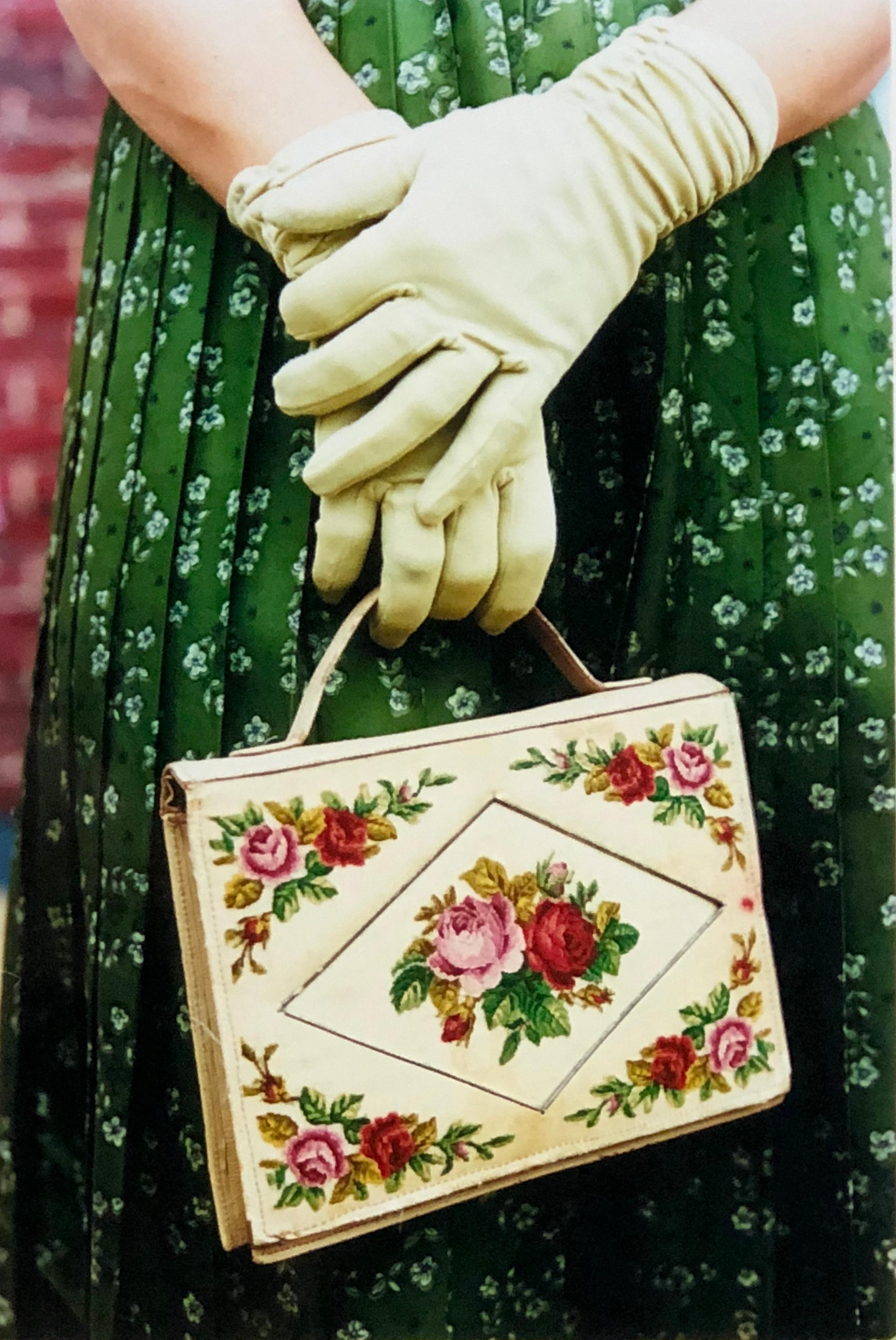 Richard Heeps Color Photograph – Handschuhe und Handtasche, Goodwood, Chichester - Feminine Mode, Farbfotografie
