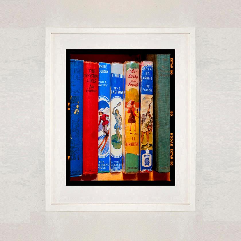Go Lucky, Norfolk - Fotografía en color de lomos de libros antiguos - Photograph Arte pop de Richard Heeps