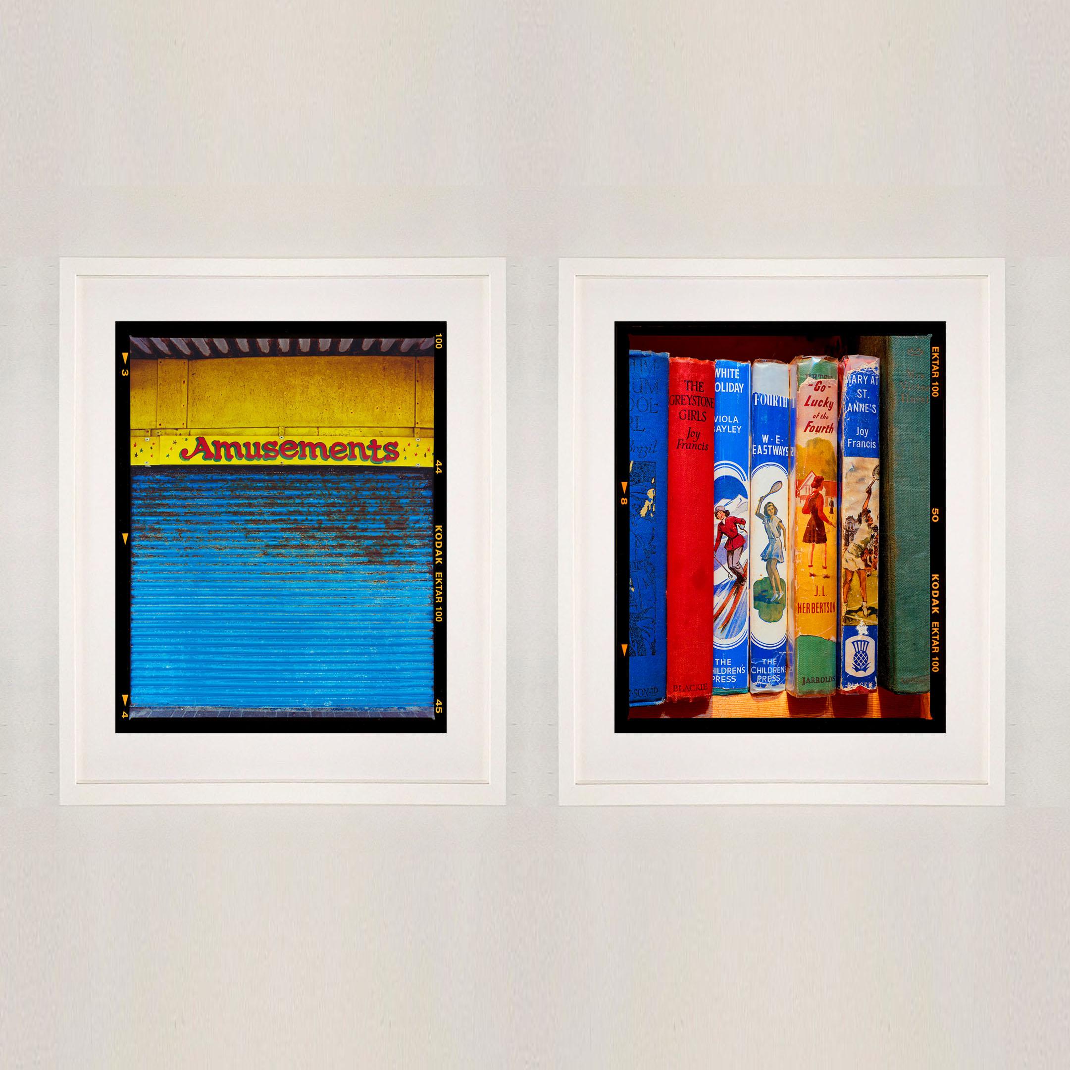 Go Lucky, Norfolk - Fotografía en color de lomos de libros antiguos en venta 4