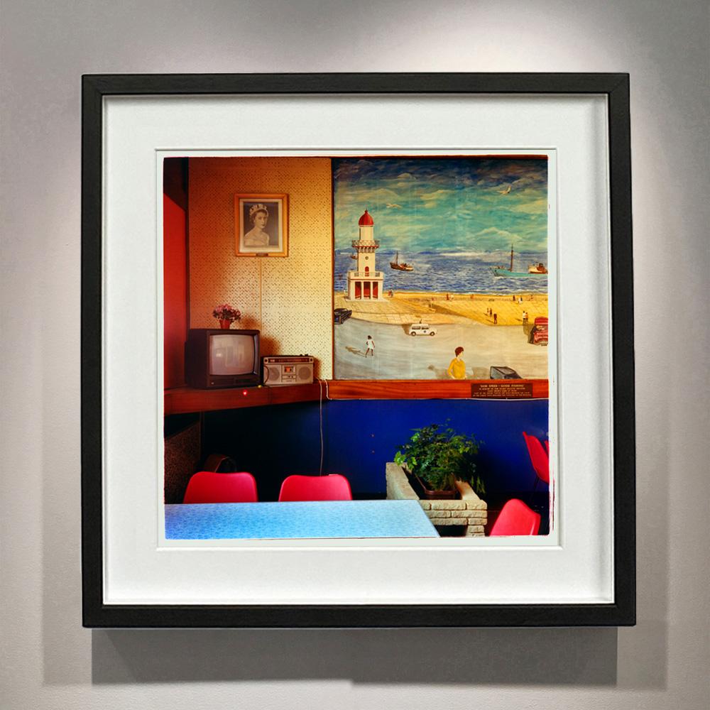 God Speed Good Fishing, Fleetwood – britische Vintage-Interieur-Farbfotografie im Vintage-Stil – Print von Richard Heeps