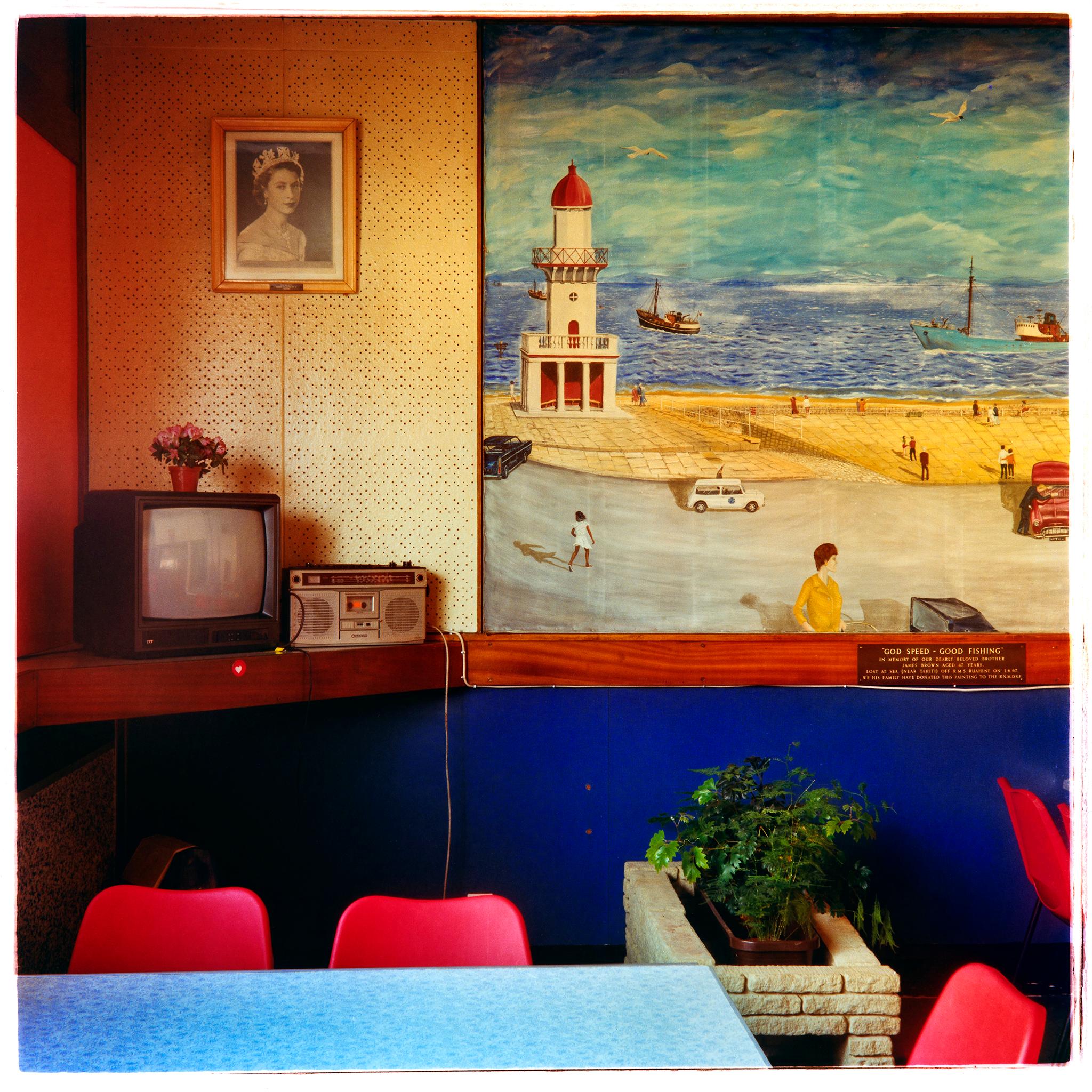 Richard Heeps Interior Print – God Speed Good Fishing, Fleetwood – britische Vintage-Interieur-Farbfotografie im Vintage-Stil