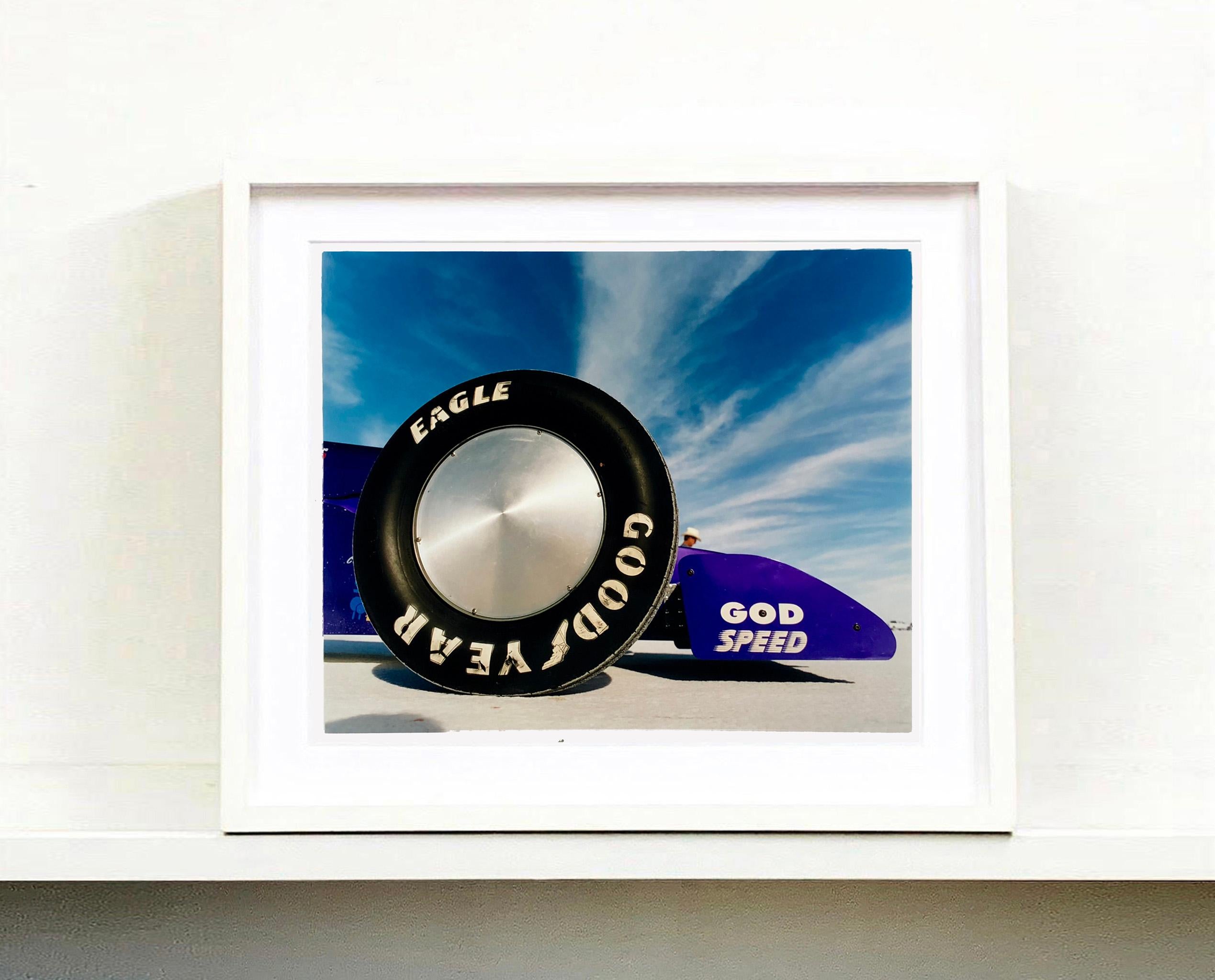 God Speed - Good Year, Bonneville, Utah - Fotografía en color de coches en paisajes - Photograph Contemporáneo de Richard Heeps