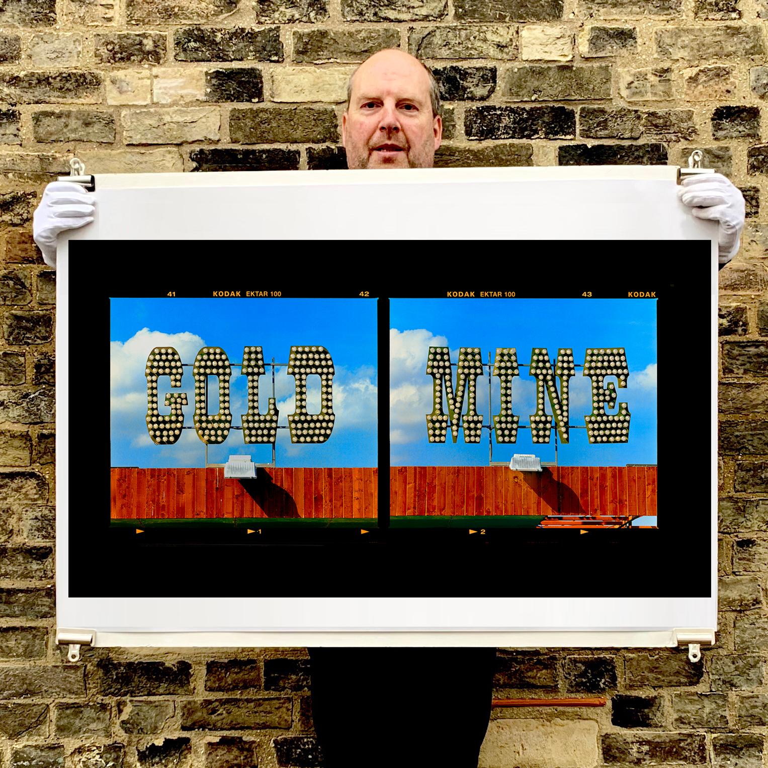 Goldminen, Haddenham – Pop Art Typografiefotografie in Gold (Blau), Print, von Richard Heeps