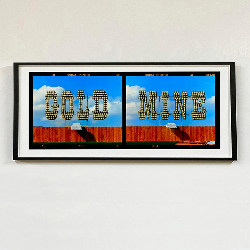 Goldminen, Haddenham – Pop Art Typografiefotografie in Gold – Print von Richard Heeps