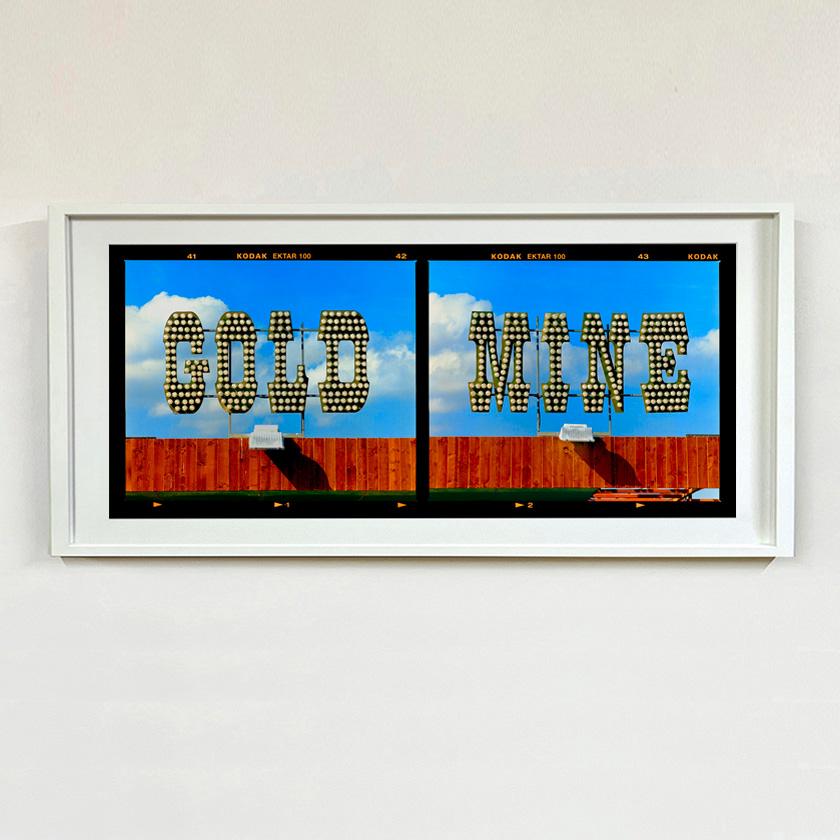 Goldminen, Haddenham – Pop Art Typografiefotografie in Gold (Pop-Art), Print, von Richard Heeps