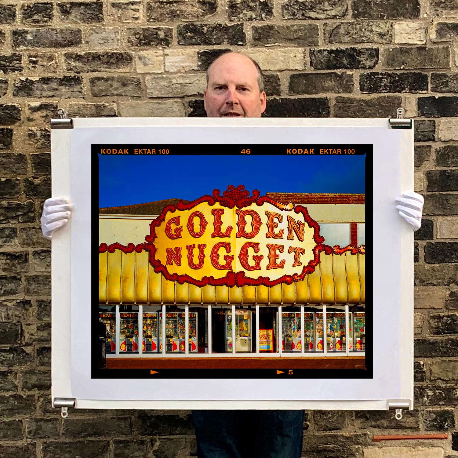 Golden Golden Nugget, Norfolk - Typographie Photographie couleur - Noir Color Photograph par Richard Heeps