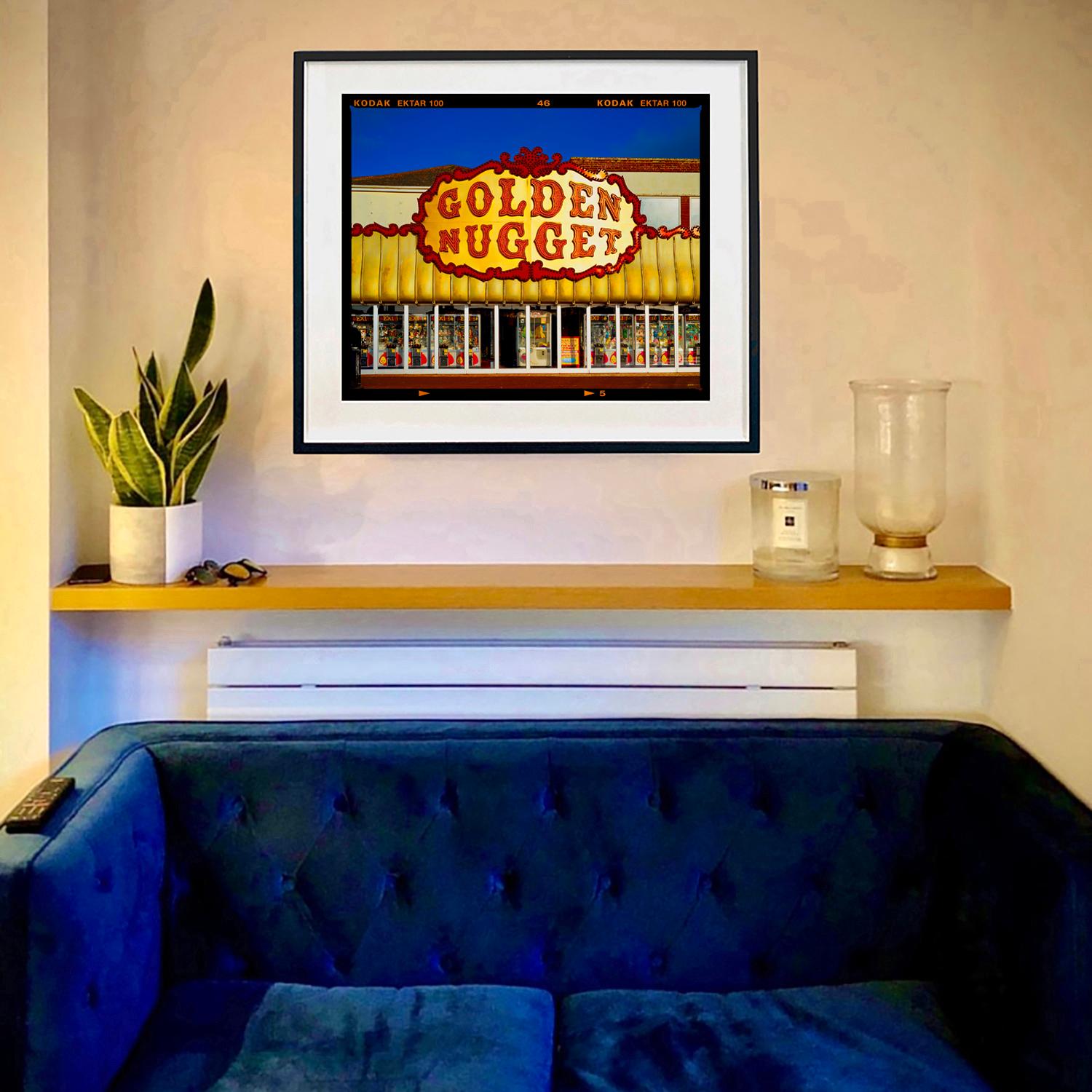 Golden Golden Nugget, Norfolk - Typografie Farbfotografie (Zeitgenössisch), Print, von Richard Heeps