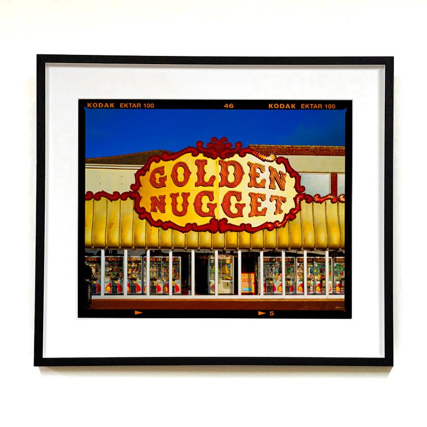 Golden Golden Nugget, façade d'une arcade en bord de mer à l'aube, photographie typographique tirée de la série On-Sea de Richard Heeps.

Cette œuvre est une édition limitée de 25 tirages photographiques sur papier glacé à partir de négatifs,