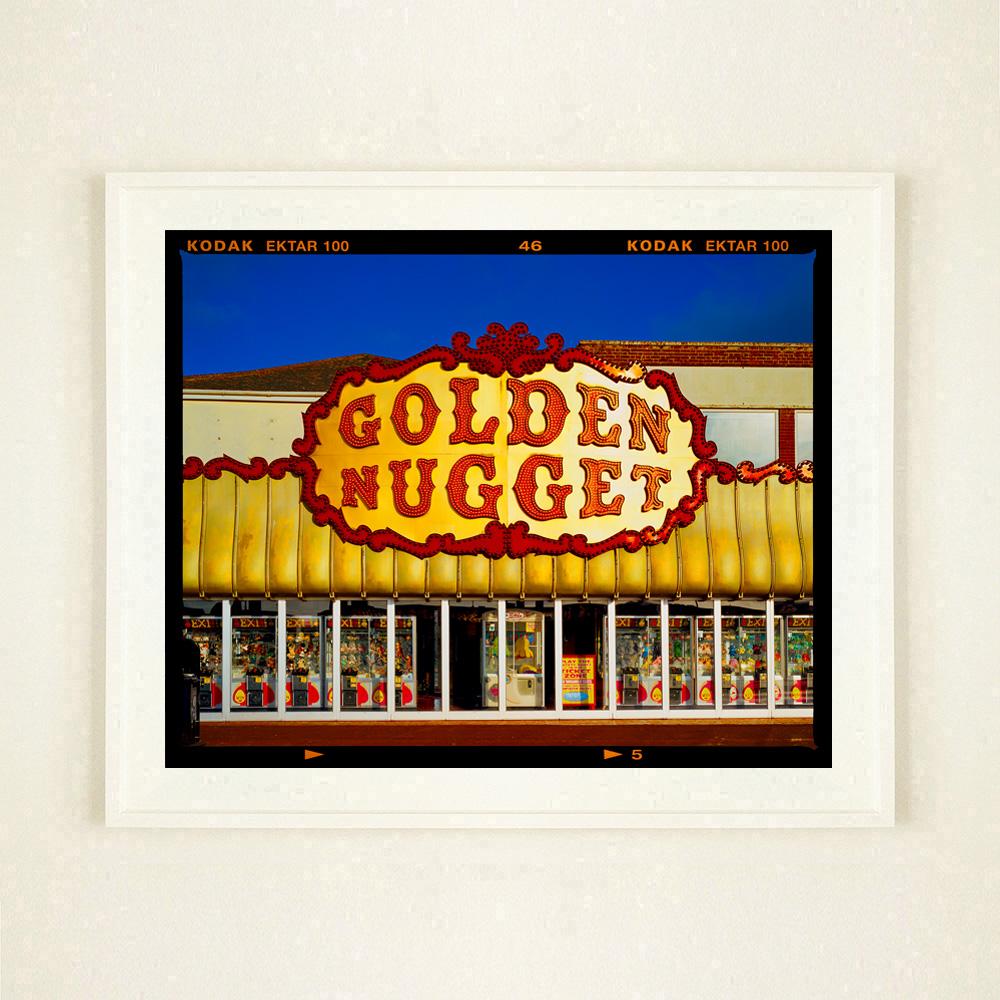 Golden Golden Nugget, Norfolk - Typografie Farbfotografie (Schwarz), Print, von Richard Heeps