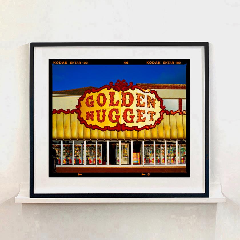 Golden Golden Nugget, Norfolk - Typographie Photographie couleur en vente 6