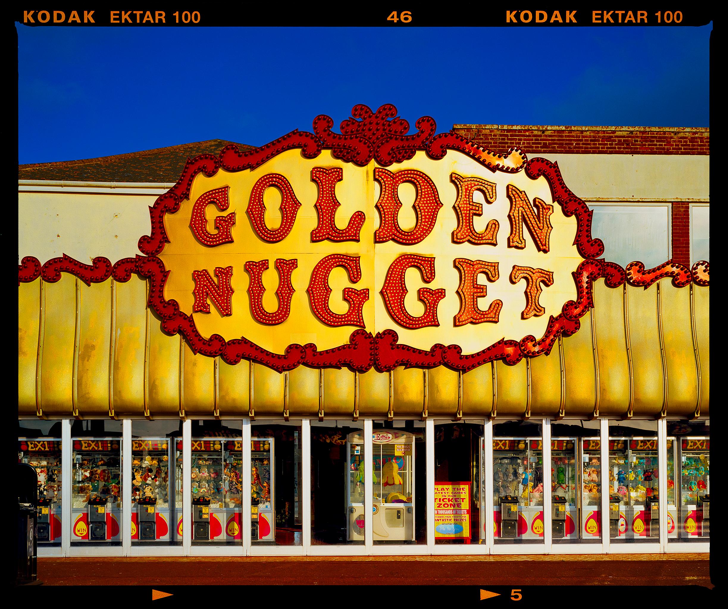 Color Photograph Richard Heeps - Golden Golden Nugget, Norfolk - Typographie Photographie couleur