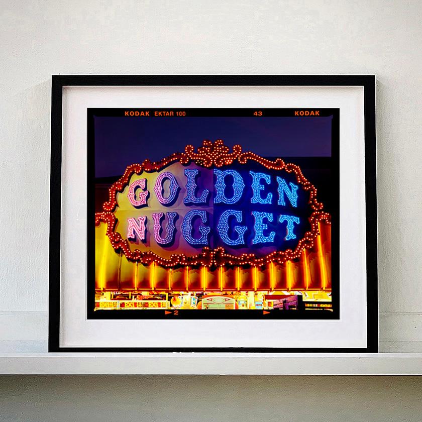 Golden Nugget, Norfolk - Typographie britannique - Photographie couleur - Print de Richard Heeps