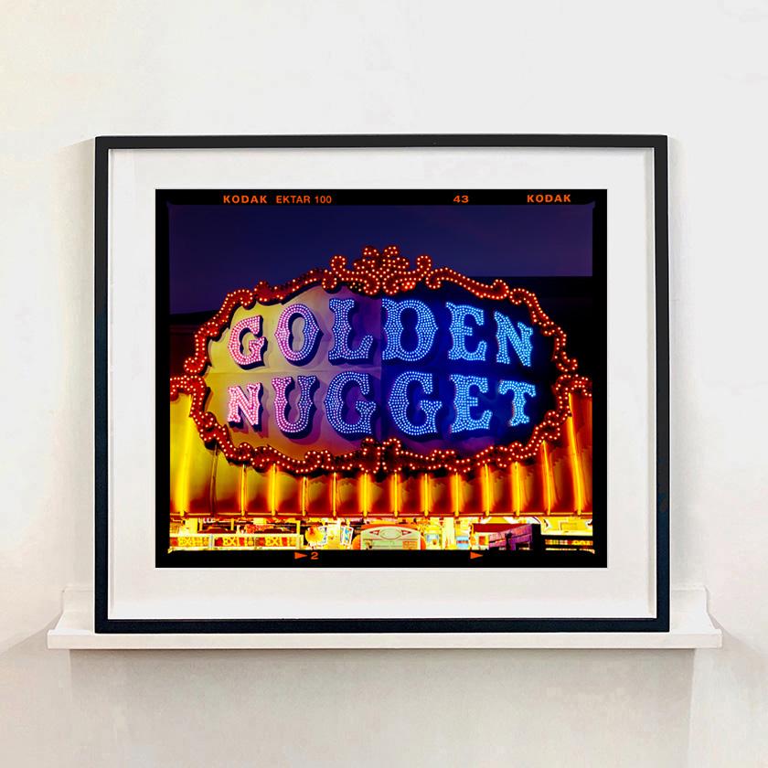 Golden Nugget, Norfolk - Typographie britannique - Photographie couleur - Noir Color Photograph par Richard Heeps