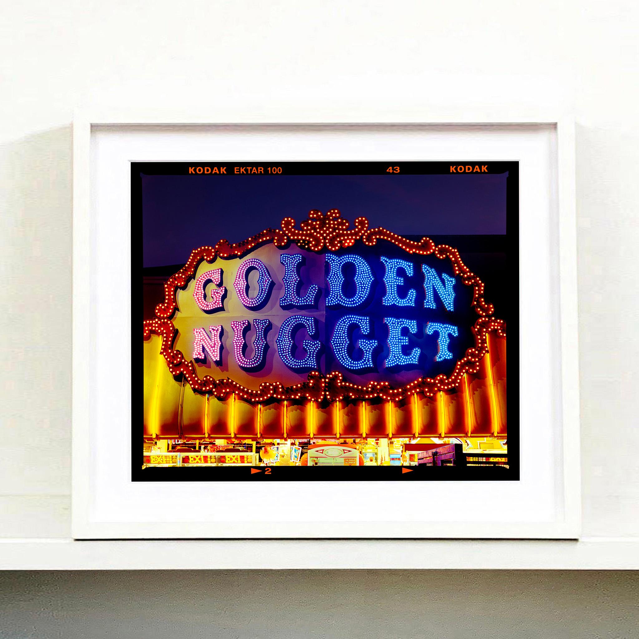 Golden Nugget, Norfolk - Typographie britannique - Photographie couleur - Pop Art Print par Richard Heeps