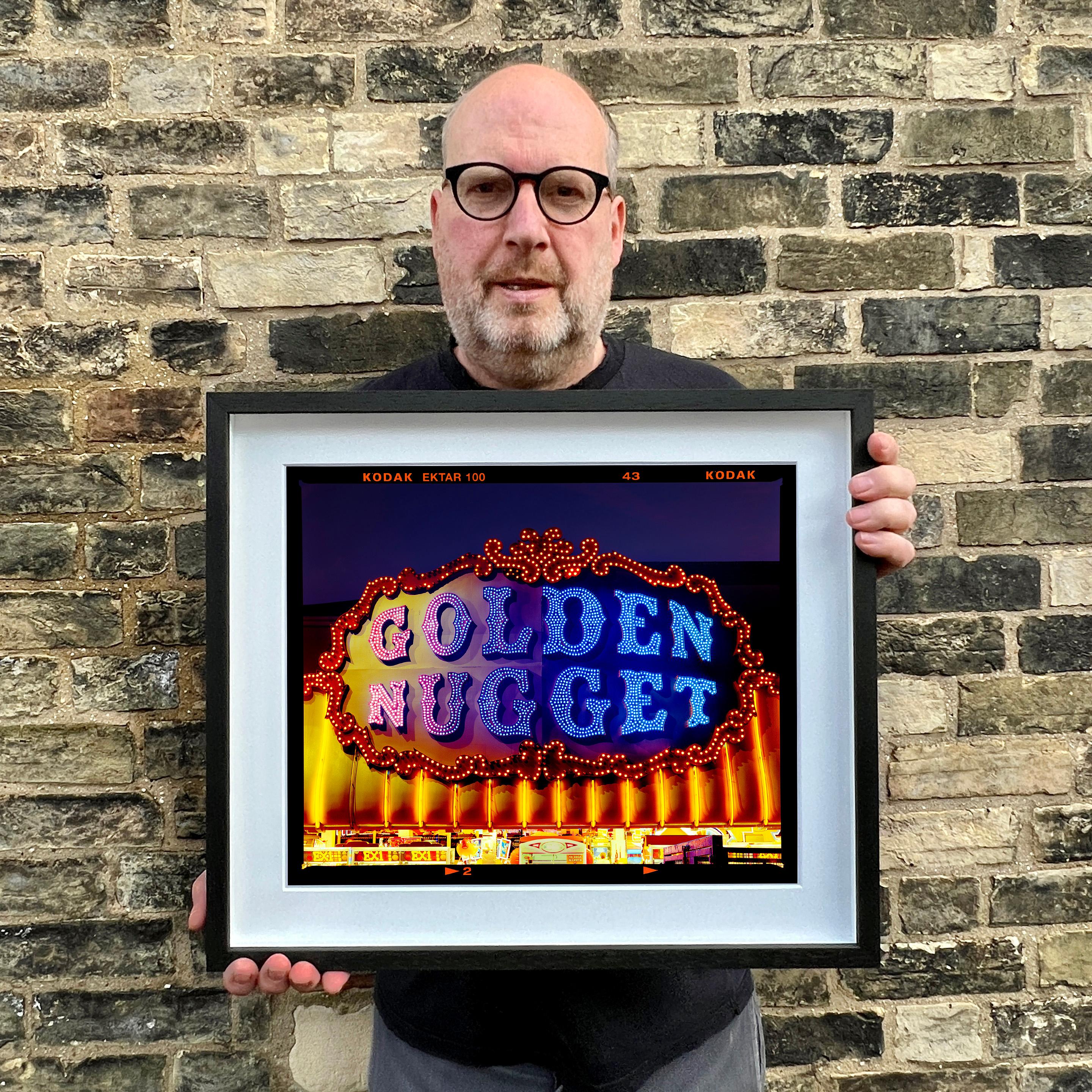Golden Nugget, Norfolk - Typographie britannique - Photographie couleur - Noir Print par Richard Heeps