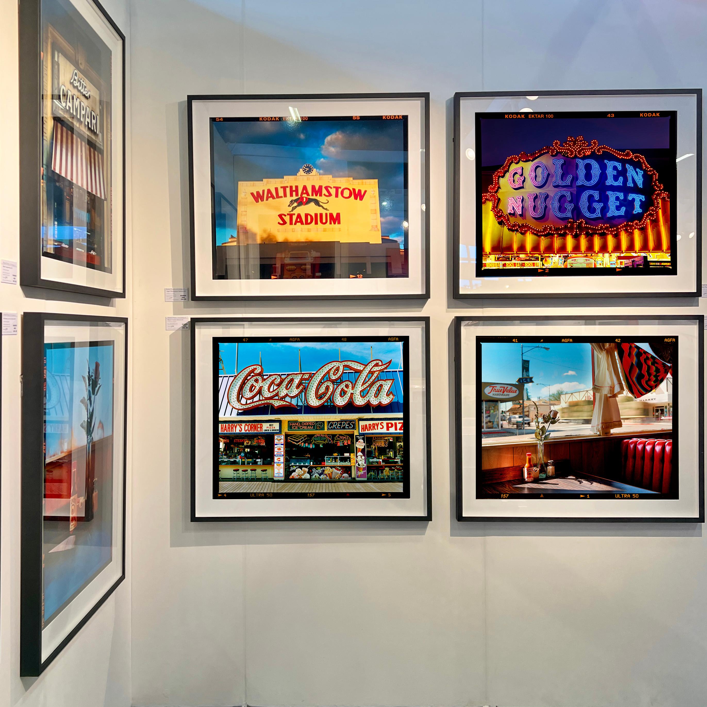 Golden Nugget, Norfolk - Typographie britannique - Photographie couleur en vente 4