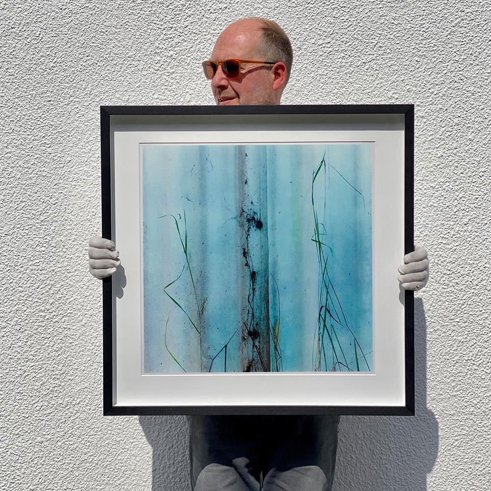 Gras, blaue abstrakte Fotografie aus der Serie Ordinary Places von Richard Heeps, die Großbritannien an der Schwelle zum Wandel fotografiert. Es war Richards erste Farbkollektion, die zwischen 1986 und 1991 entstand und sofort mit einer Ausstellung